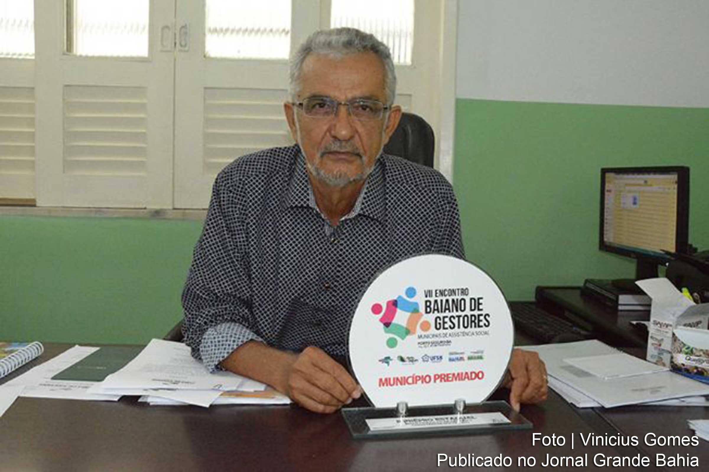 Secretário Ildes Ferreira apresenta os prêmios recebidos pela 'Gestão Boas Práticas'.