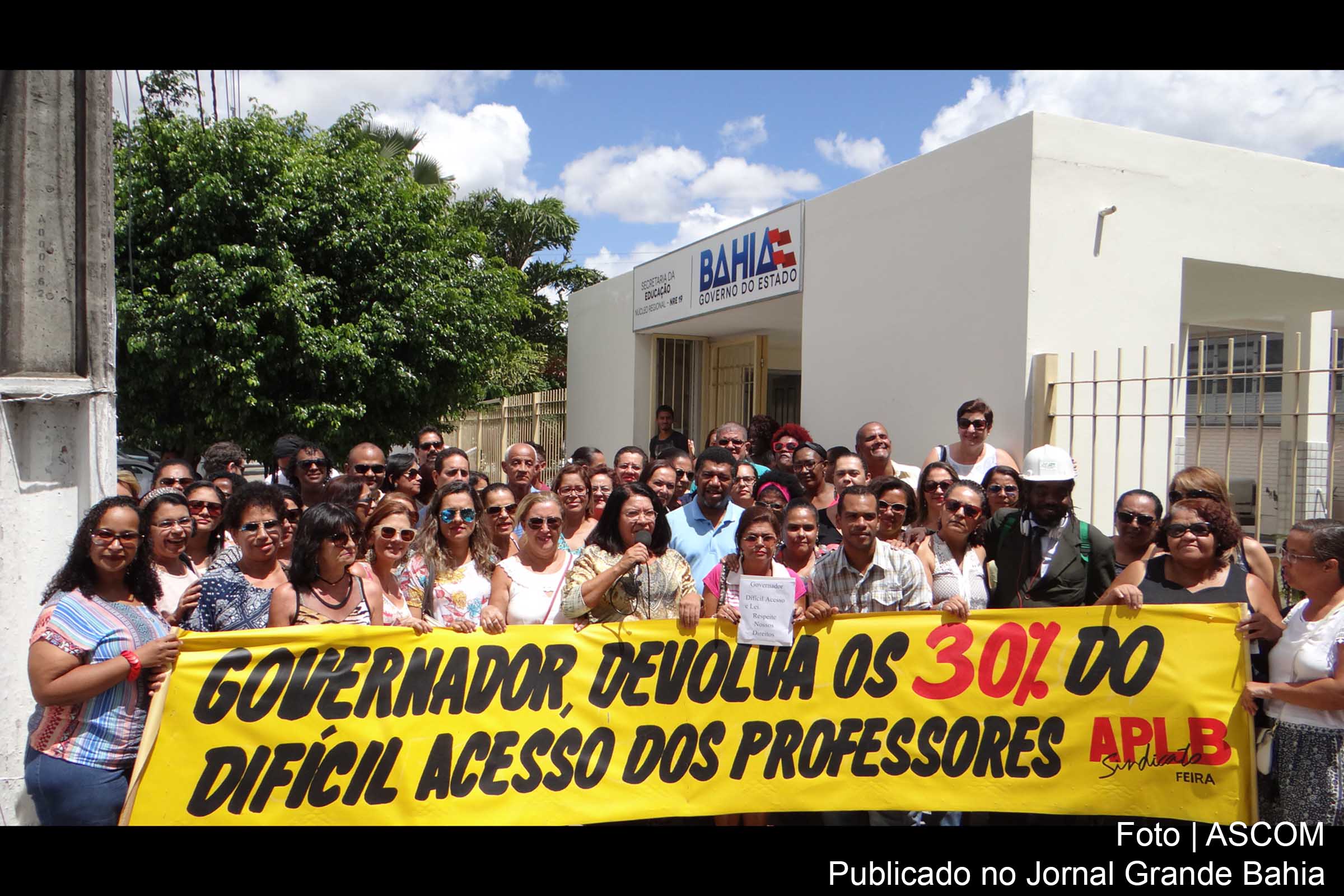 Professores da rede estadual fazem manifestação em frente ao NRE (antiga direc) em Feira de Santana.