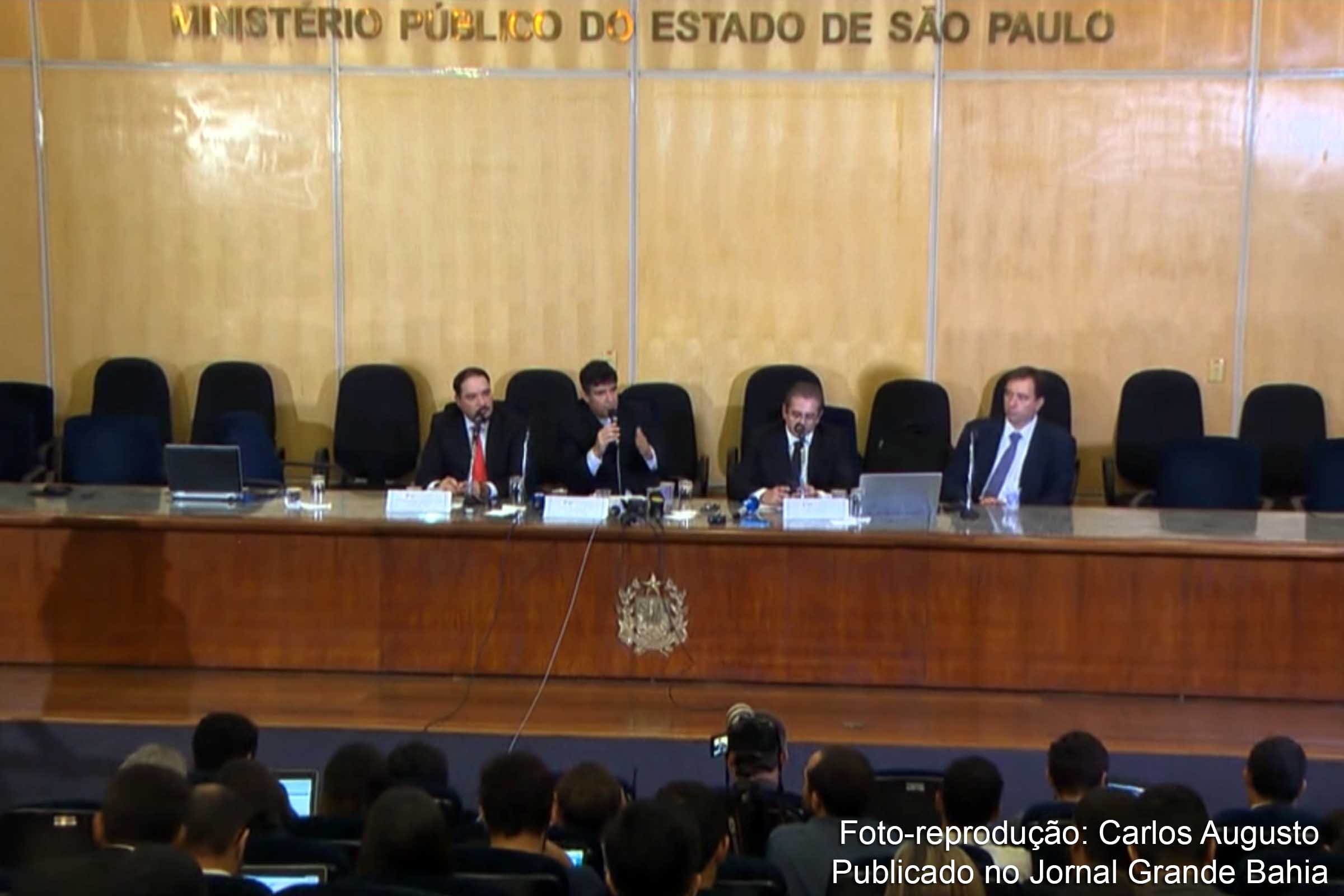 Promotores do MPSP apresentam denúncia contra ex-presidente Lula.