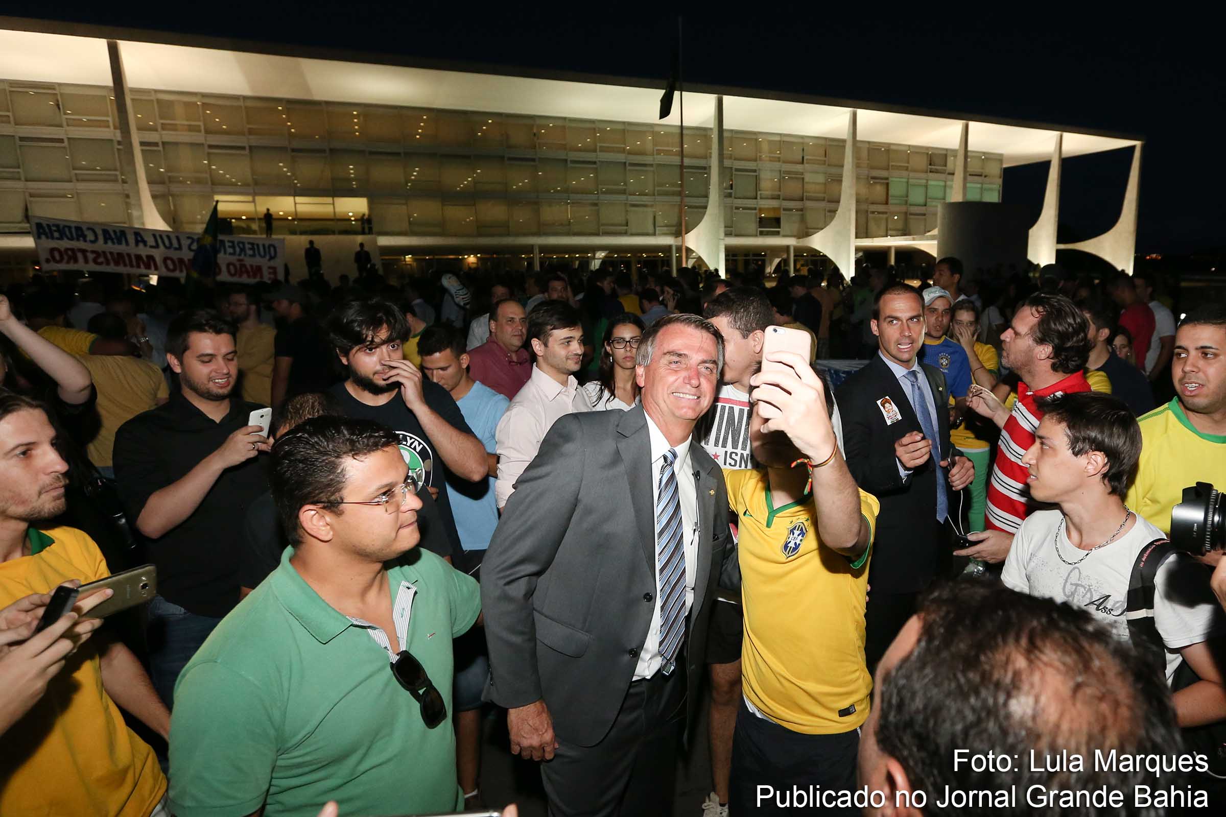 Manifestantes protestam em frente ao Congresso Nacional.