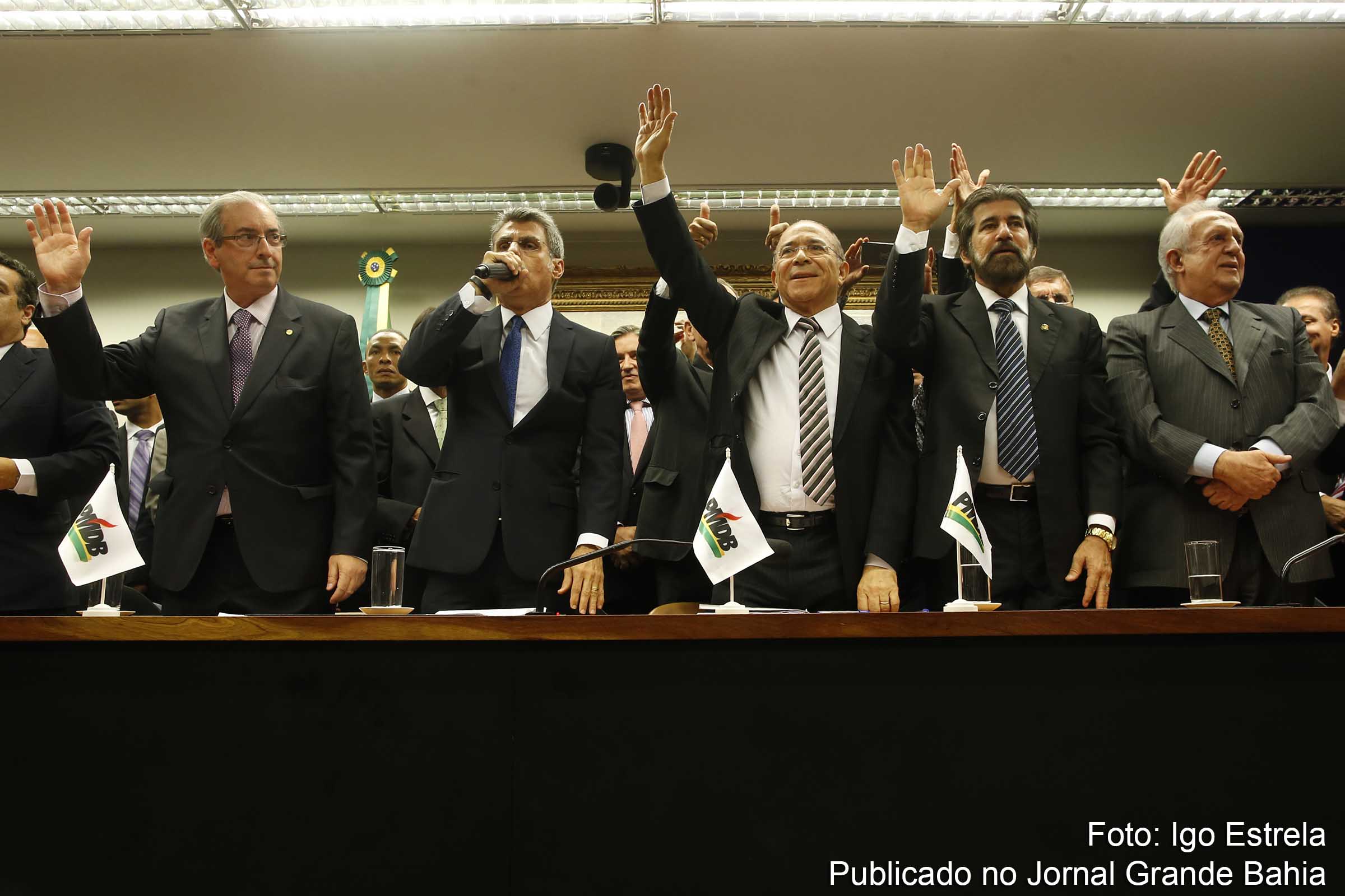 Reunião do diretório nacional do PMDB, que oficializou o desembarque do governo federal. Sobre a imagem, o ministro Luís Roberto Barroso comentou: ‘Meu Deus do céu, essa é nossa alternativa de poder. Não vou fulanizar. Quem viu a foto, sabe do que eu estou falando. Portanto, o problema da política, nesse momento, é a falta de alternativa. Não tem pra onde correr. Isso é um desastre”.