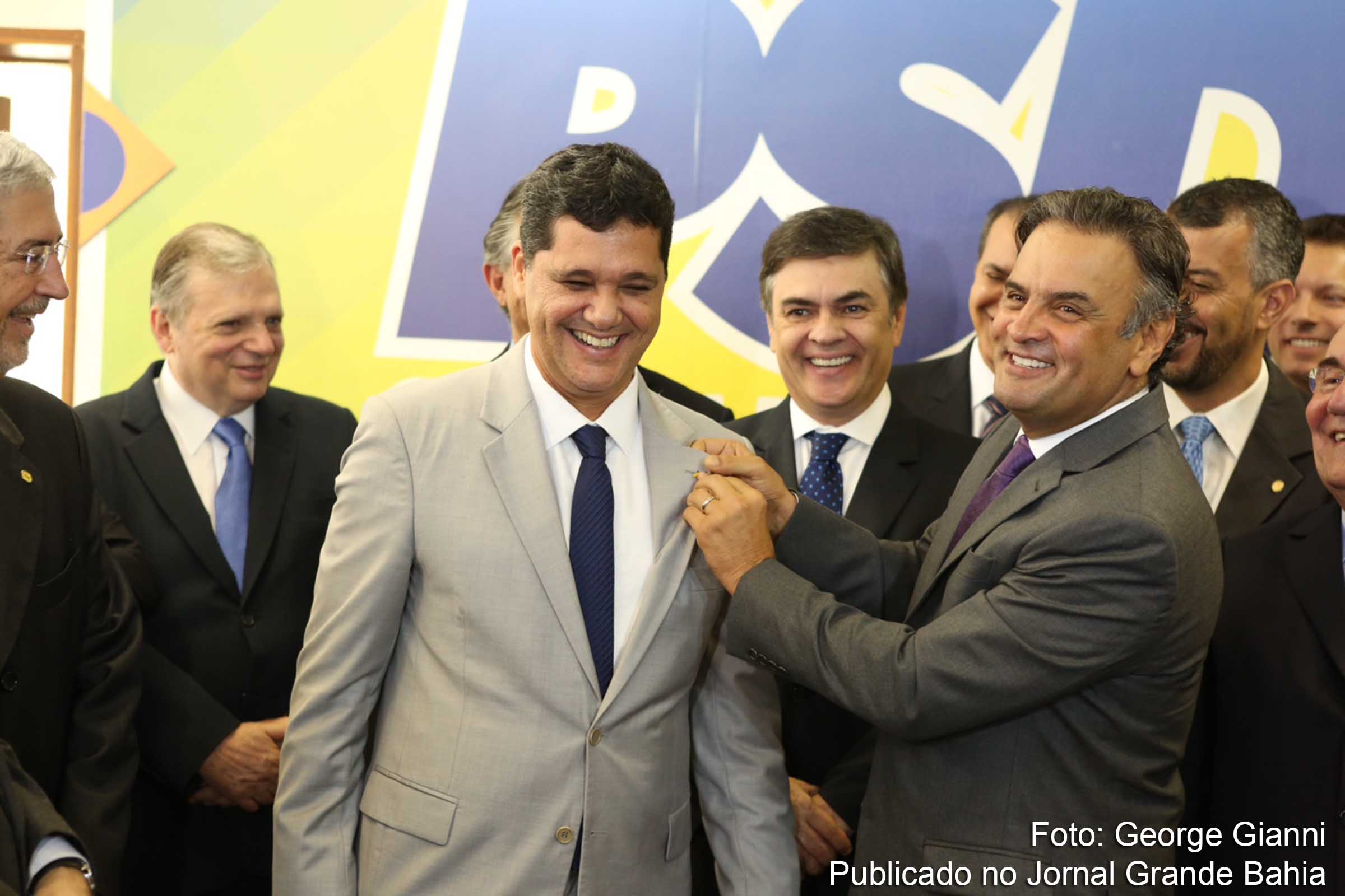 O senador pelo Espírito Santo Ricardo Ferraço assinou sua filiação ao PSDB. Senadores Ricardo Ferraço e Aécio Neves comemoram momento político.