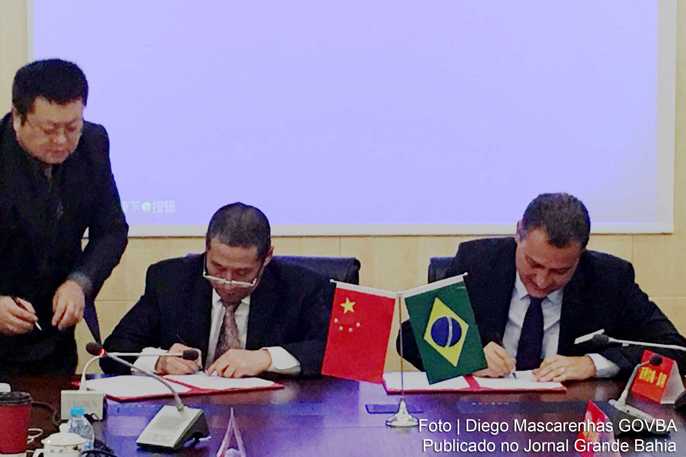 Governador Rui Costa assina memorando com duas empresas no primeiro dia de missão oficial na China.