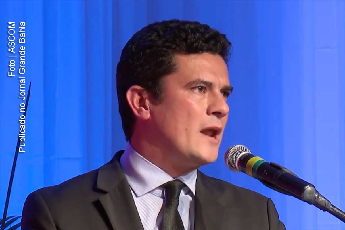 Jornal nacional diz que Juiz Sérgio Moro coordena investigação. Caso seja verdade, indica que magistrado abandonou a função inerte e aderiu a acusação.