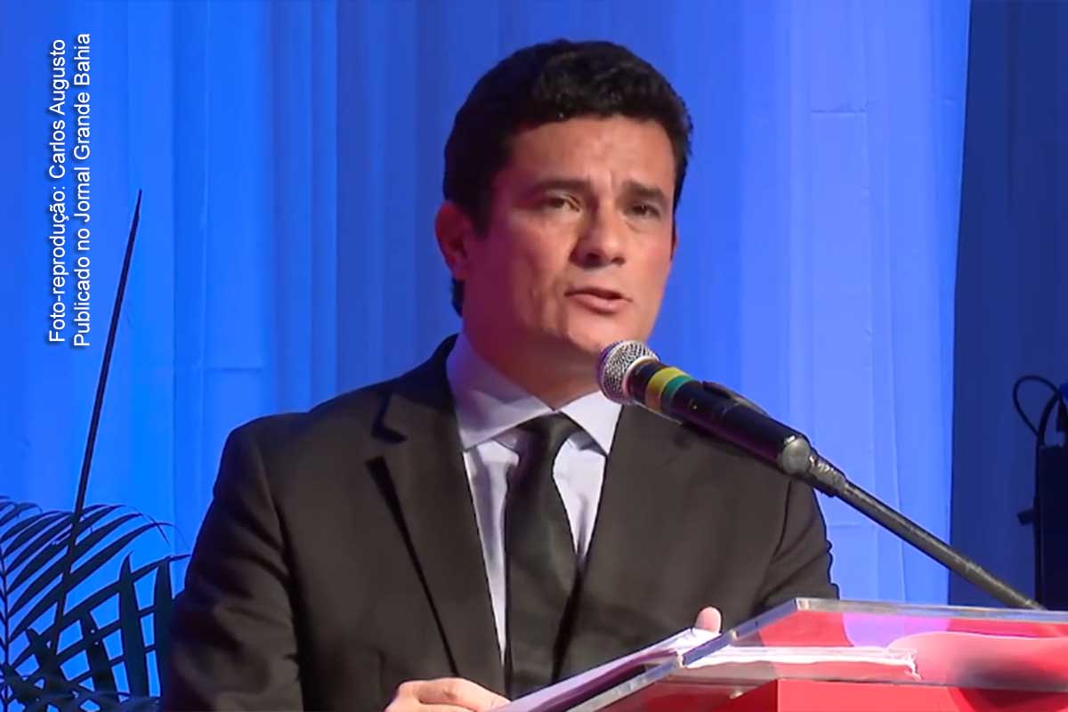 Sobre atuação do juiz Sérgio Moro, advogado avalia que: “Este grampo envolvendo a presidenta da República ser divulgado hoje, quando já não existe competência da Vara de Curitiba, revela uma finalidade que não é processual, revela uma finalidade que busca causar uma convulsão social, que eu repito, que não é o papel do Poder Judiciário”.