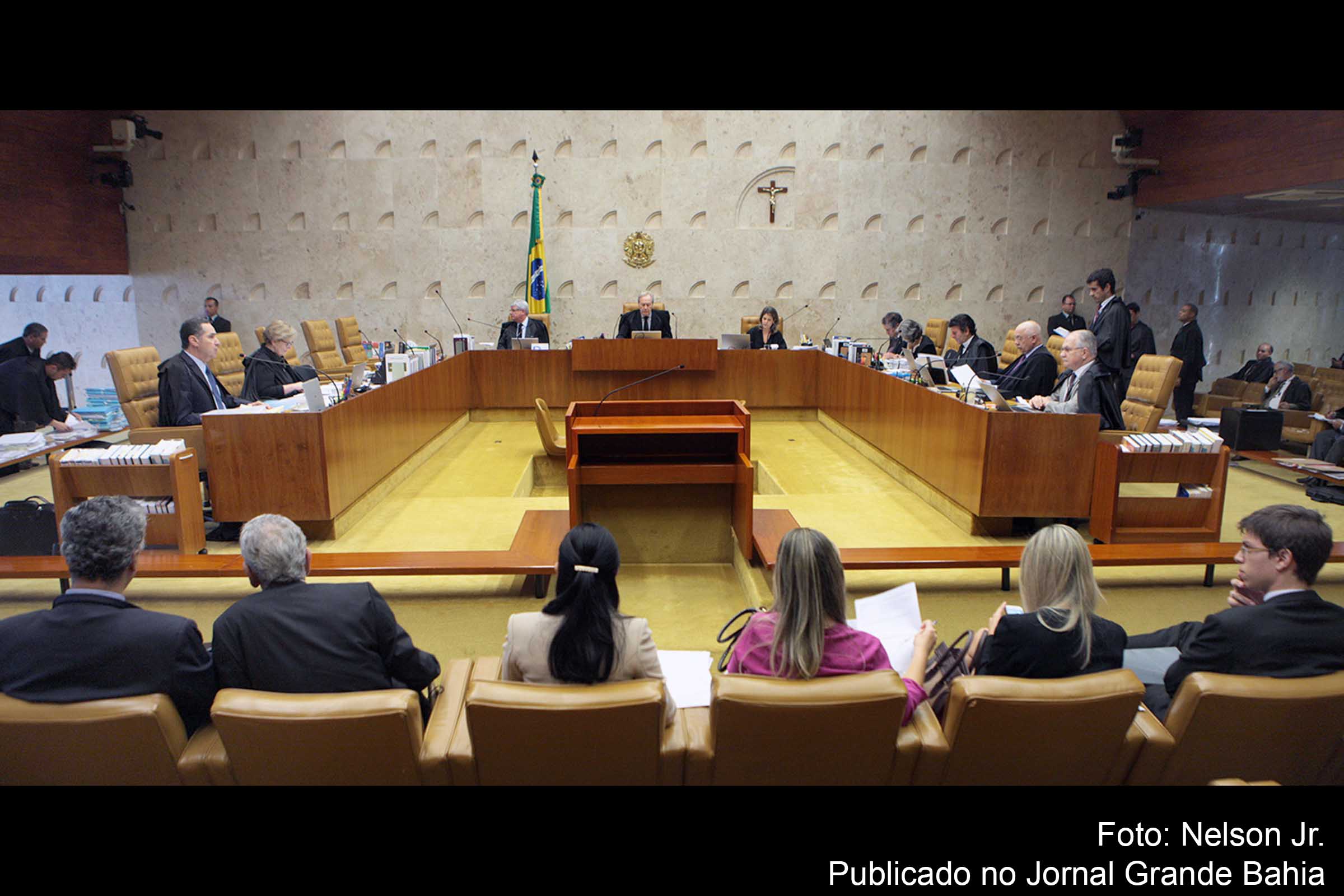 Sessão plenária do STF. Para o ministro Celso de Mello, a licença médica não é suficiente para paralisar o processo.