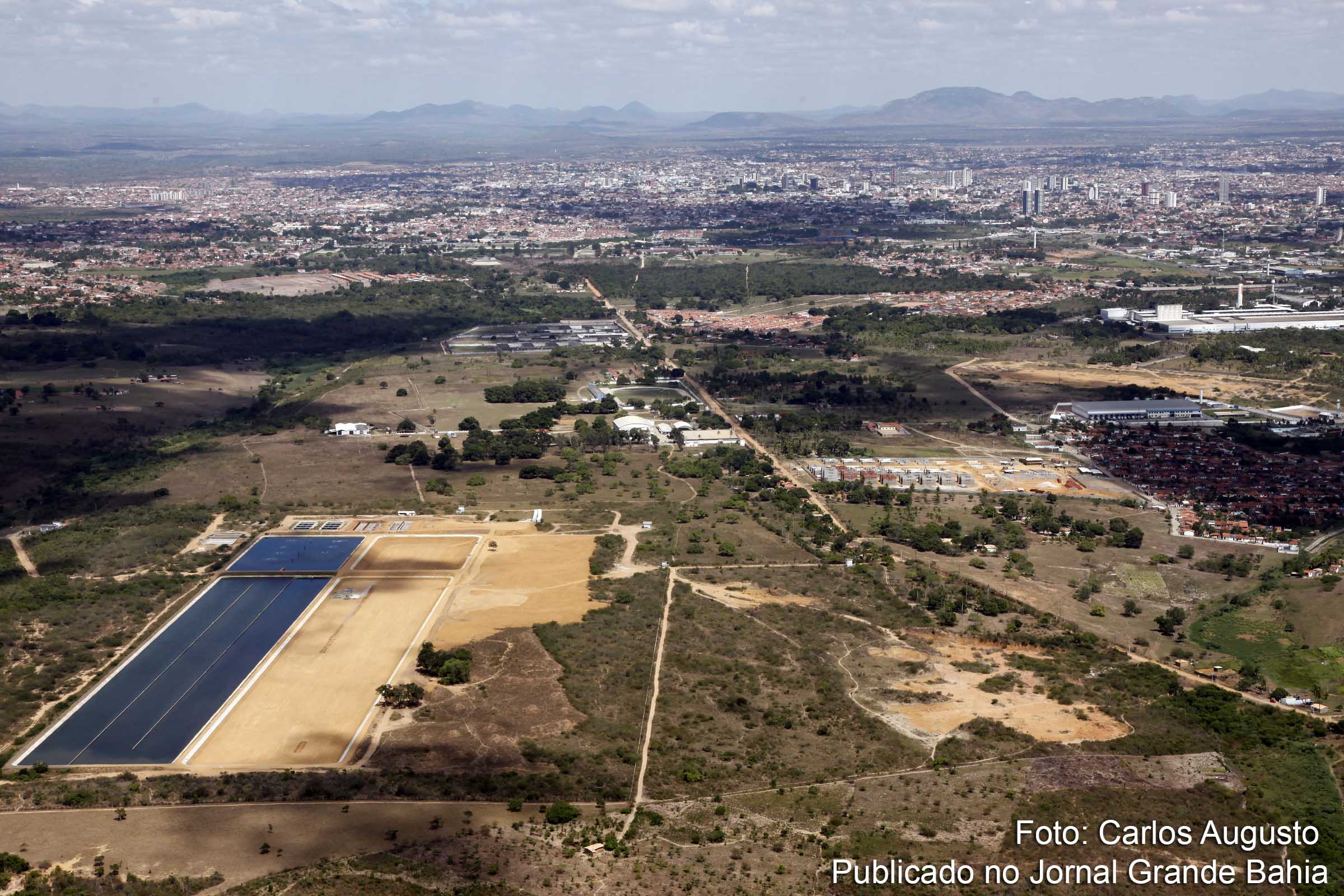 Vista aérea de unidade de tratamento de esgoto localizada no município de Feira de Santana, serviços de água e esgoto são operados pela Embasa.