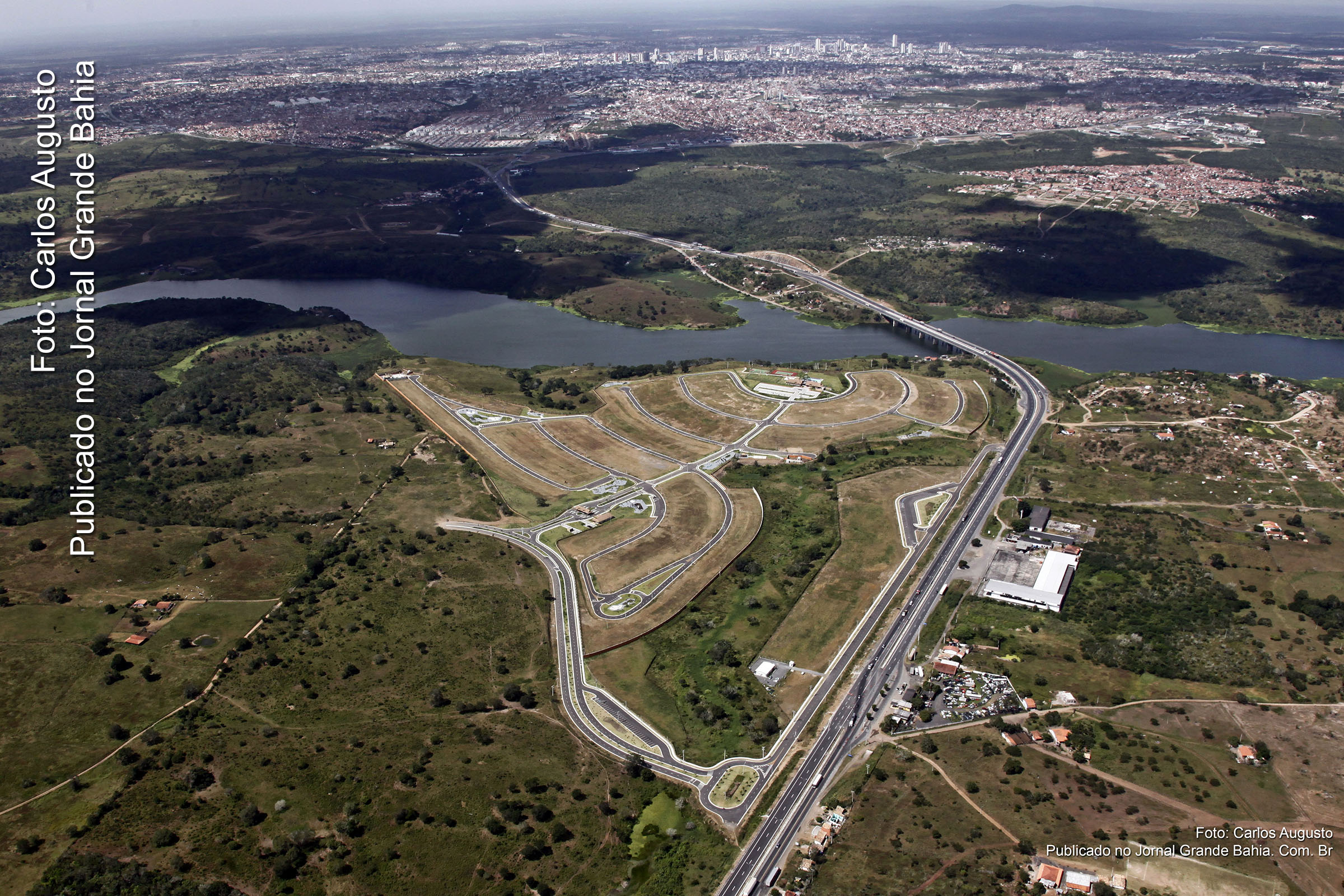 Vista aérea do Condomínio Alphaville Feira de Santana I, situado às margens da BR 116 Sul. Com apoio da Prefeitura de Feira de Santana, Alphaville Urbanismo investe R$ 7 milhões em duplicação de Avenida em Feira de Santana. Com a duplicação, Alphaville Urbanismo valoriza os empreendimentos I e II situados em Feira de Santana.
