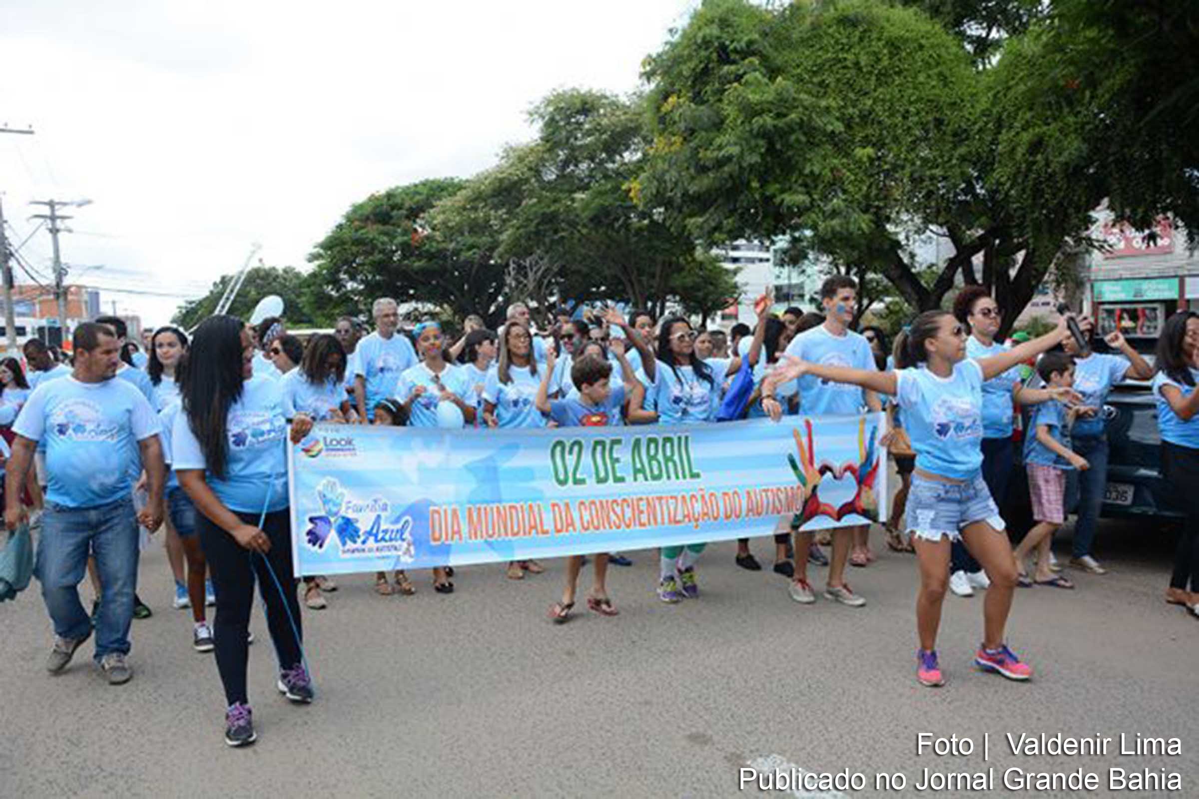 Em Feira de Santana, familiares e autistas caminham para chamar a atenção da sociedade para a doença. Ato aconteceu na manhã deste sábado, na avenida Getúlio Vargas.