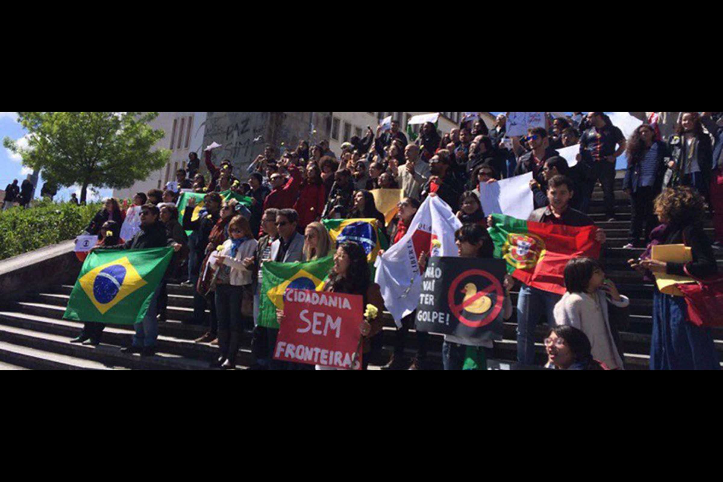 Ato pró Dilma Rousseff ocorreu em Lisboa, Portugal.