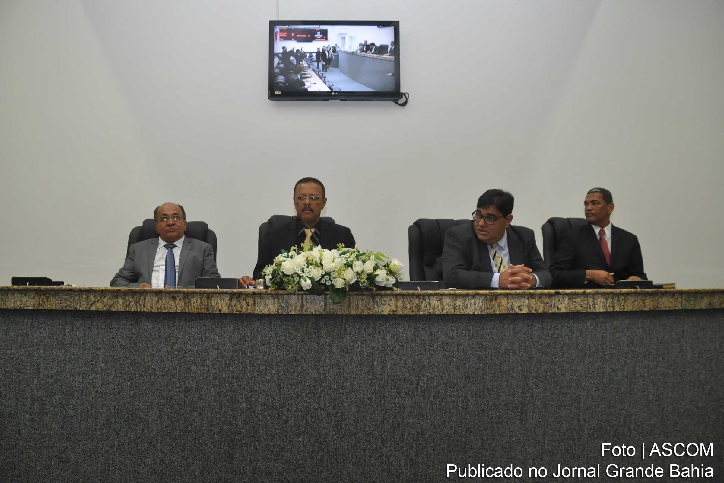 Câmara homenageia oito pastores evangélicos com cidadania e comenda.