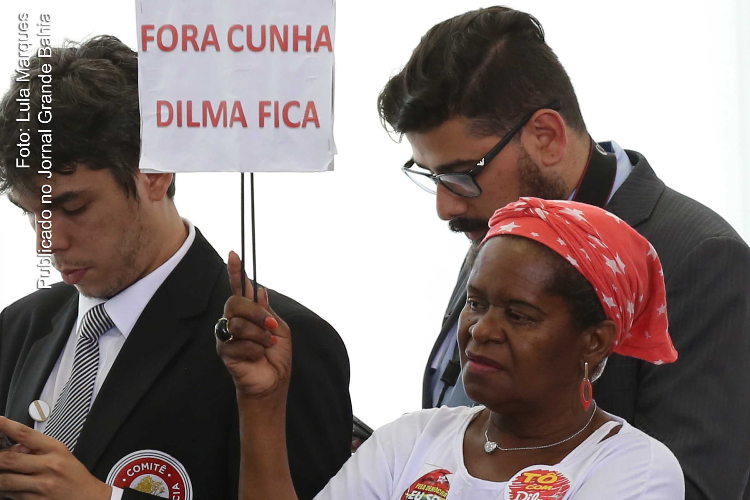Cidadã protesta, em evento no Planalto. "Fora Eduardo Cunha", cobra cidadã.