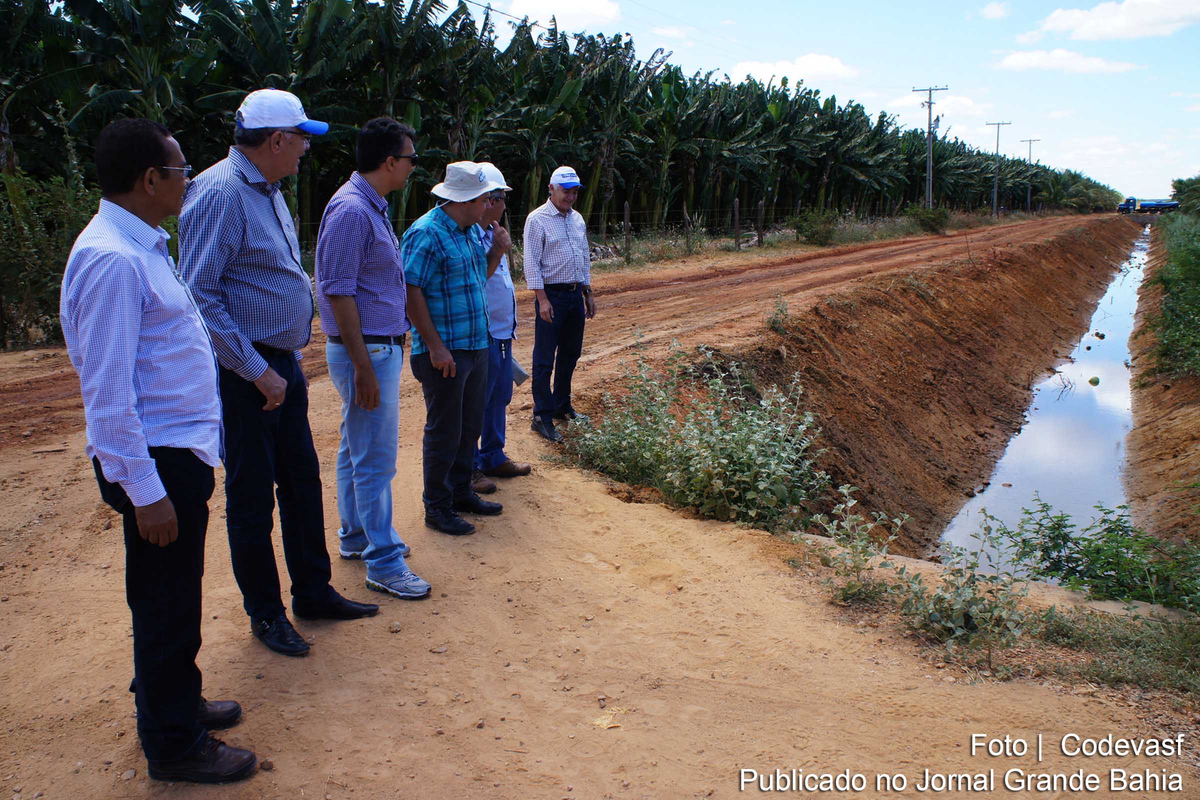 Equipe da Codevasf inspeciona canal de irrigação.