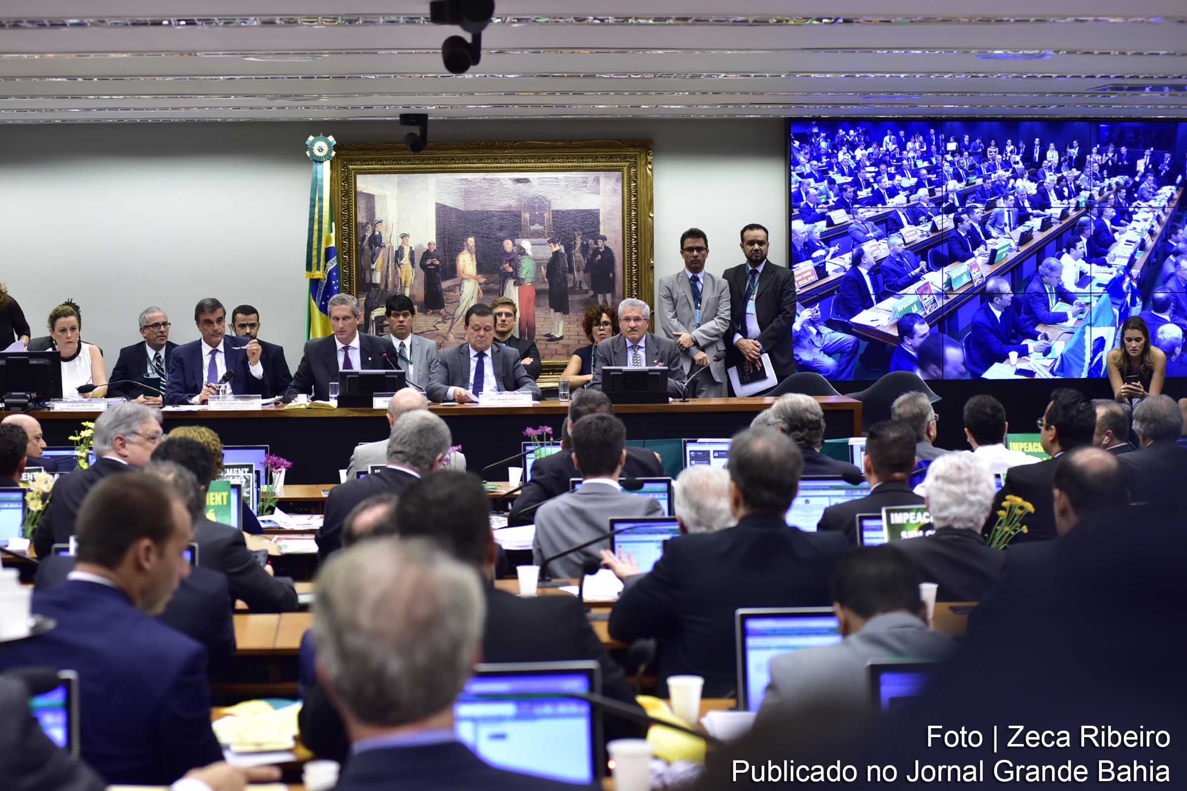 Por 38 a 27, comissão aprova parecer a favor do impeachment de Dilma Rousseff