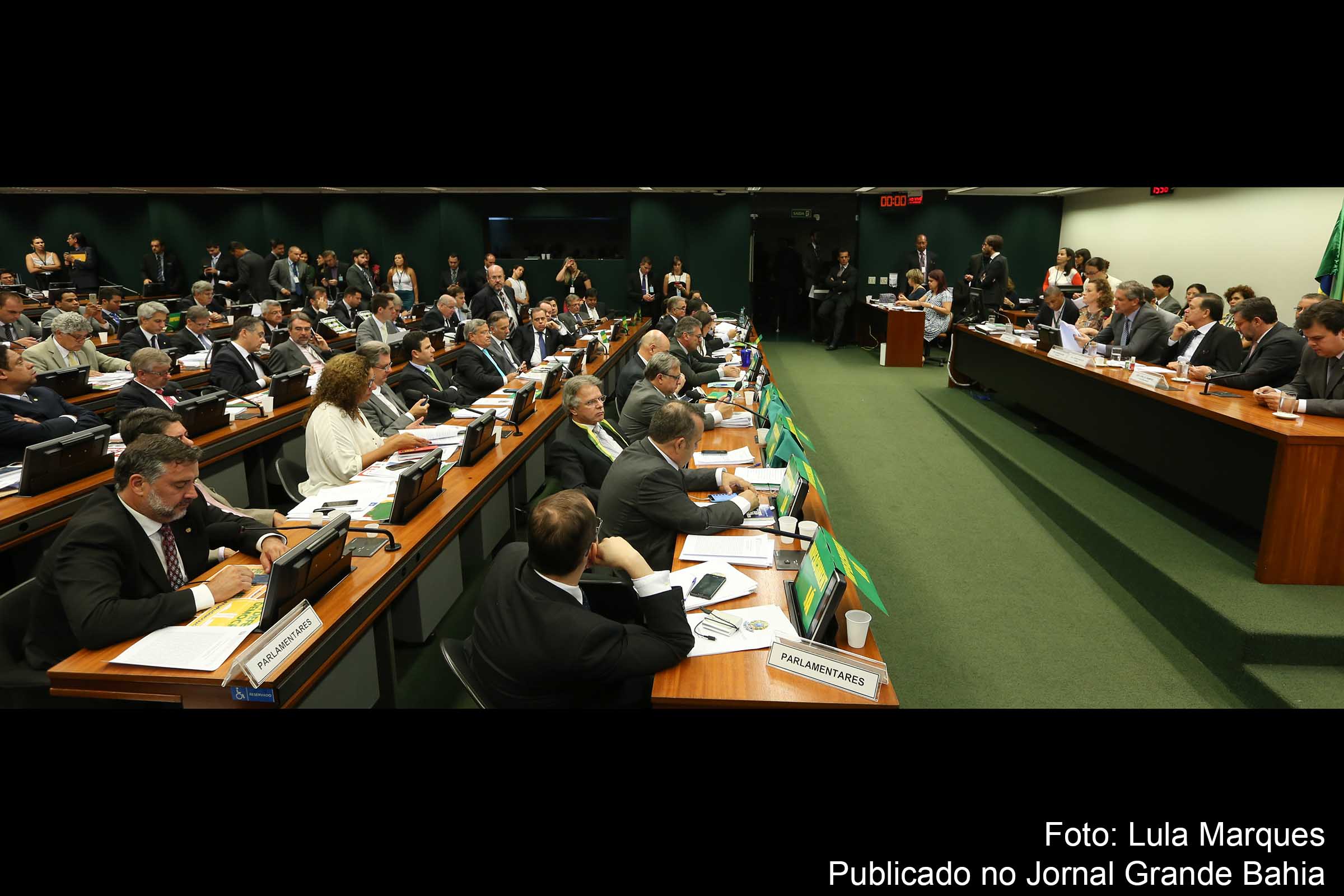 A comissão especial da Câmara, que analisa o pedido de impeachment da presidenta Dilma Rousseff, discute o parecer do relator Jovair Arantes.