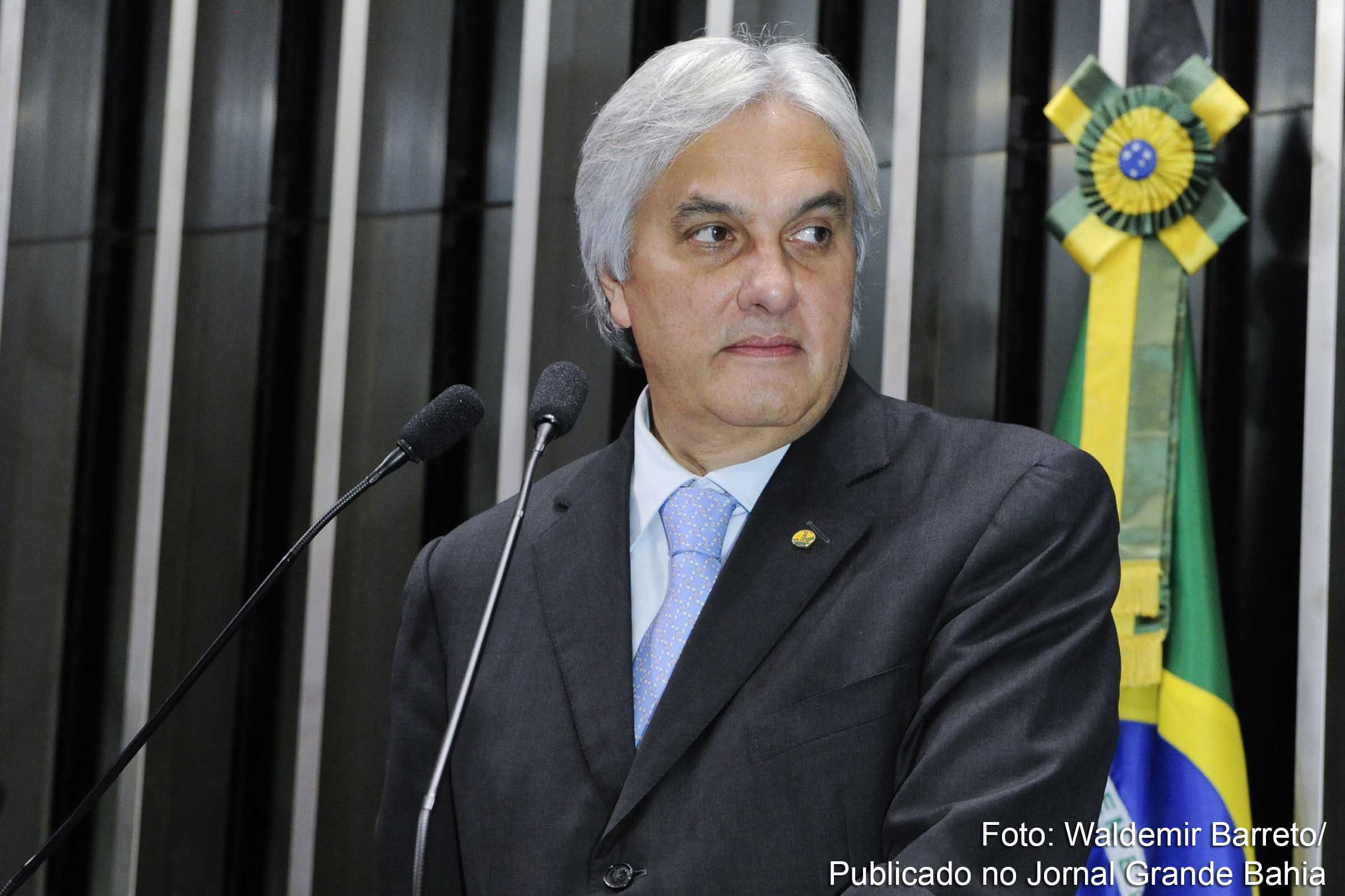 Criminoso confesso, senador Delcídio do Amaral que se manter no parlamento. Escárnio com a população.