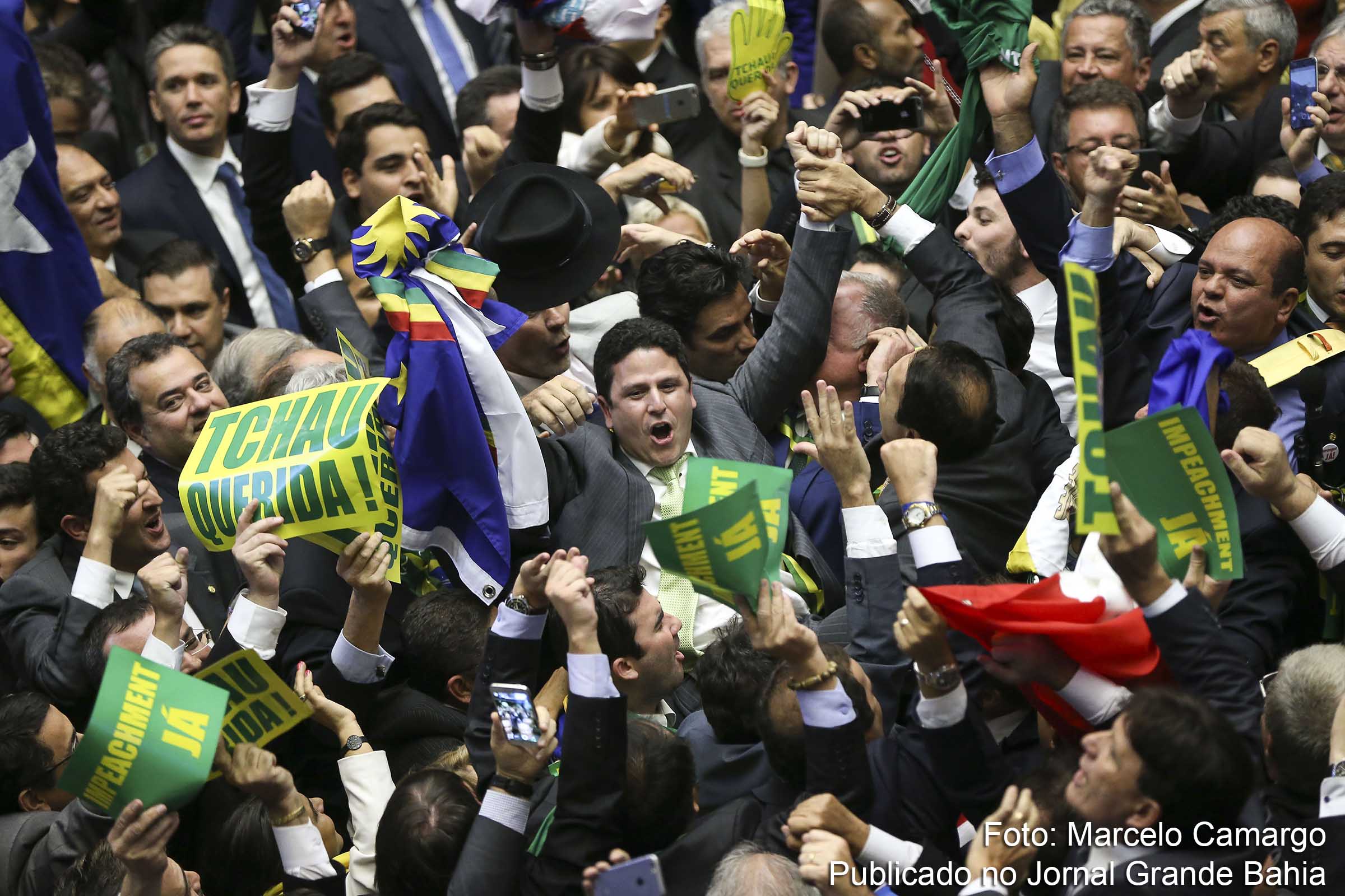 Deputados comemoram aprovação do relatório do impeachment.