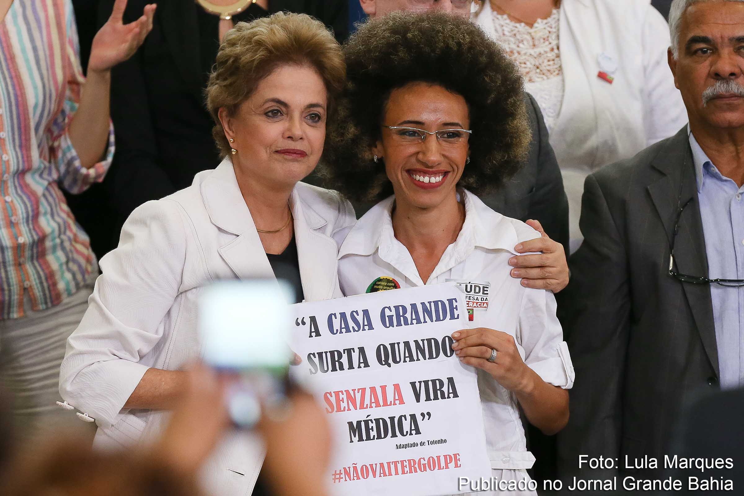 Dilma Rousseff ao lado cidadã, que protesta contra tentativa de Golpe de Estado.