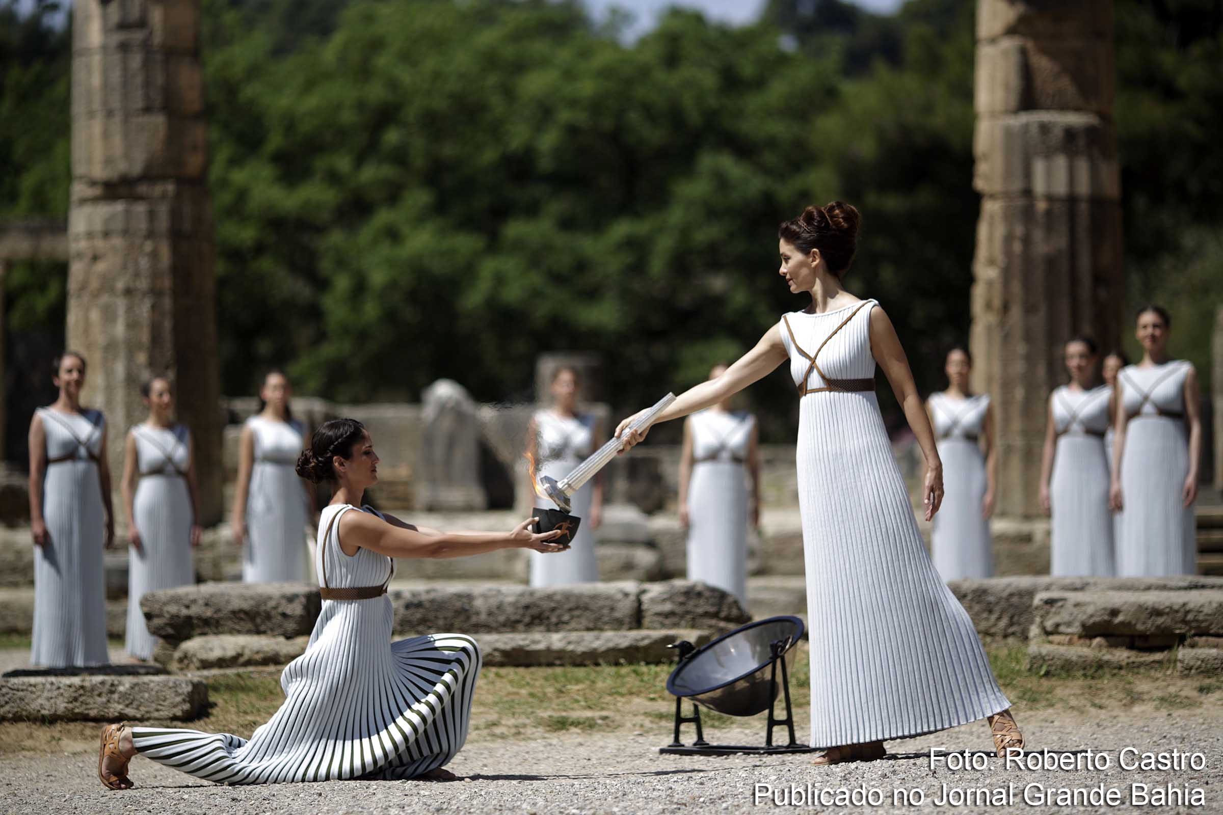 Ensaio da cerimônia de acendimento da tocha olímpica, em Olímpia: atualmente, uma atriz grega representa a sacerdotisa do templo de Hera, responsável por acender o fogo.