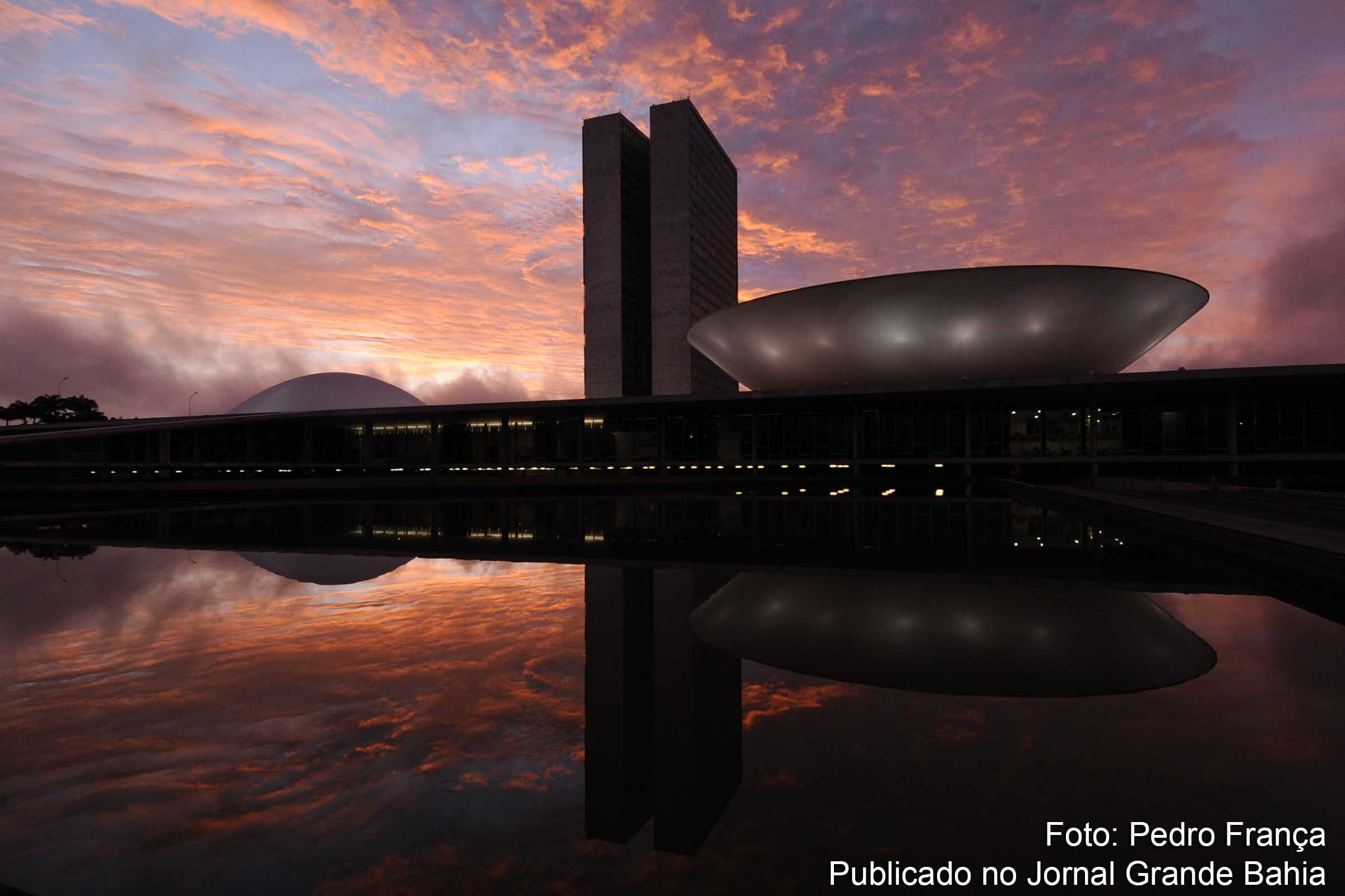 Magistrados, procuradores, promotores, defensores públicos e advogados públicos encaminham manifesto contra o golpe ao Senado Federal.