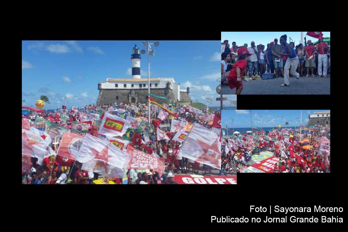 Estudantes, professores universitários e militantes das frentes Brasil Popular e Povo Sem Medo ensaiam apresentações culturais e lutam capoeira. As cores vermelho e branco predominam entre as pessoas, que carregam faixas, cartazes e bandeiras de apoio a Dilma Rousseff.
