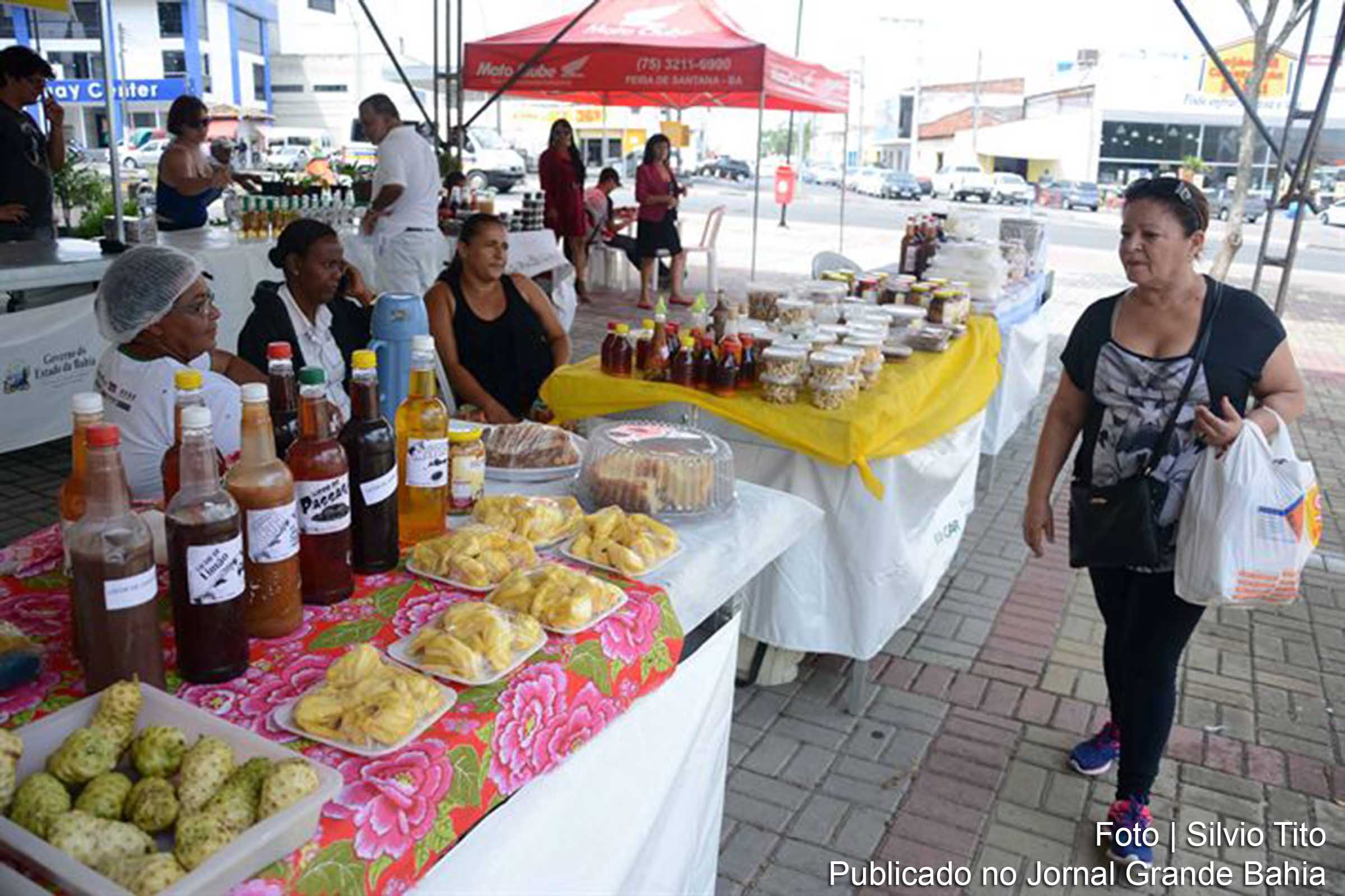 Feira de Economia Solidária ocorre em Feira de Santana.