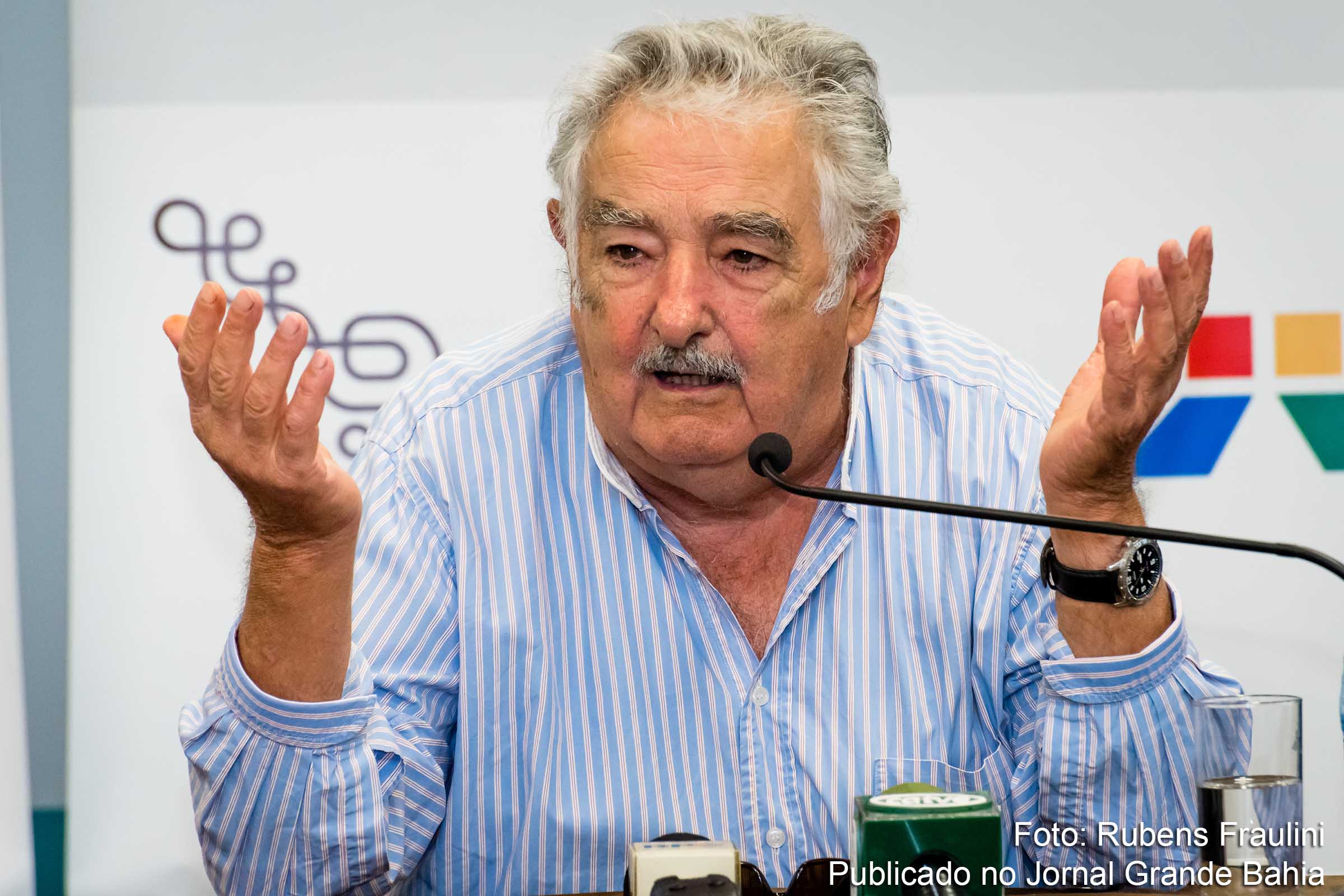 José Pepe Mujica: “É paradoxal que queiram tirar a presidenta um monte de gente que tem acusações criminais, que votam por um monte de coisas, como aquela que votou pela honestidade do marido e no outro dia o marido é preso”.