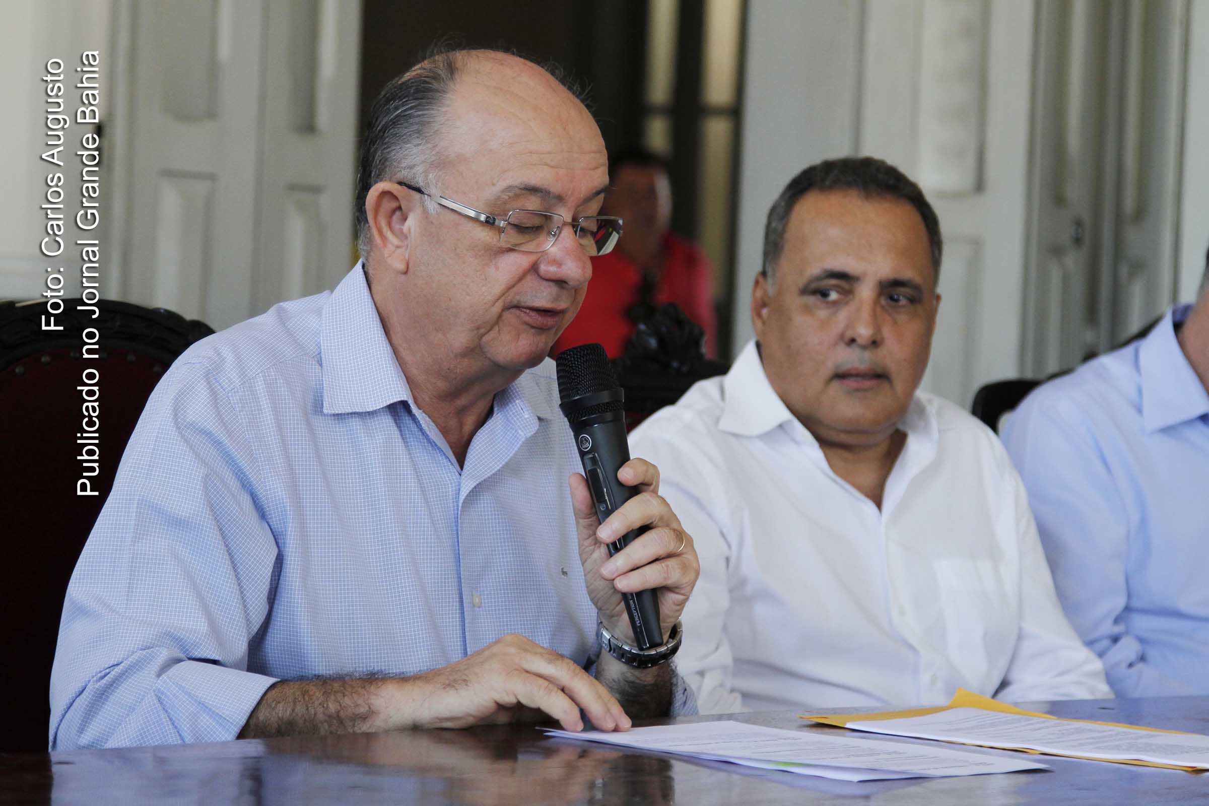 Prefeito José Ronaldo de Carvalho assina a ordem para licitação da cobertura total do Feiraguai.