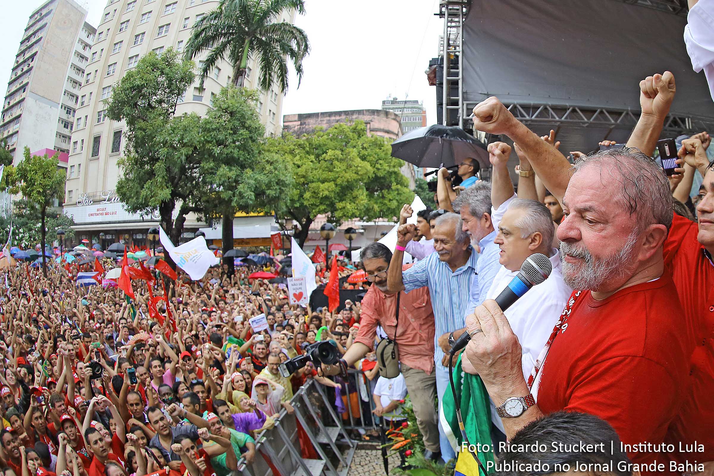 Ex-presidente Luiz Inácio Lula da Silva participa de ato contra o impeachment, em Fortaleza.