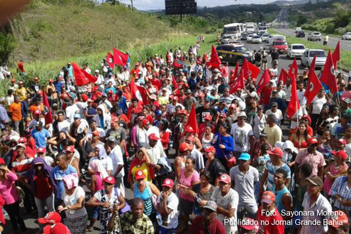 Integrantes do Movimento de Trabalhadores Sem Terra da Bahia começaram, há pouco, um bloqueio na BR- 324 no sentido que vai para a capital, Salvador, com o objetivo de protestar contra o impeachment da Presidenta Dilma Rousseff .