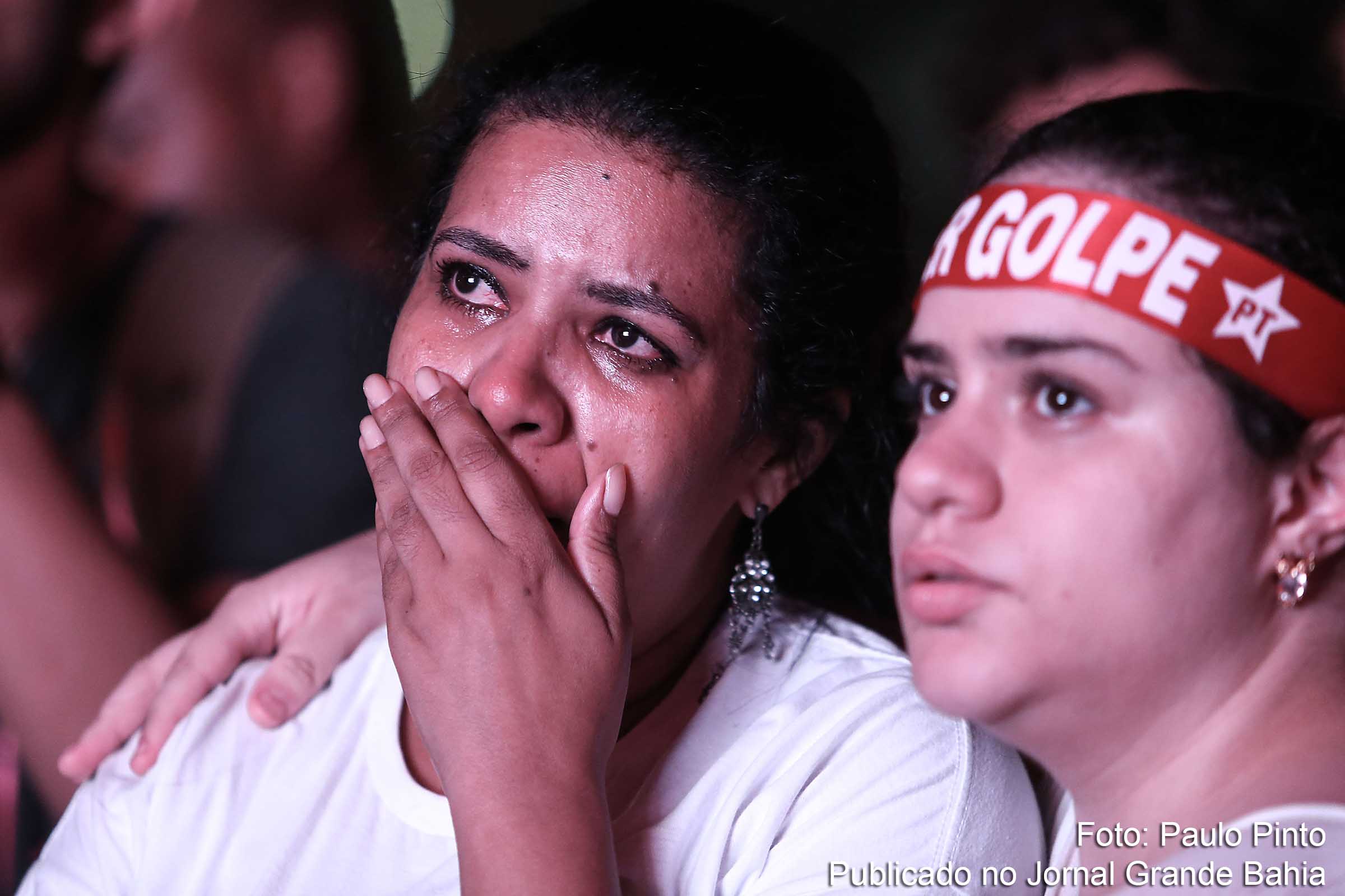 Manifestante lamenta resultado do impeachment na Câmara Federal.
