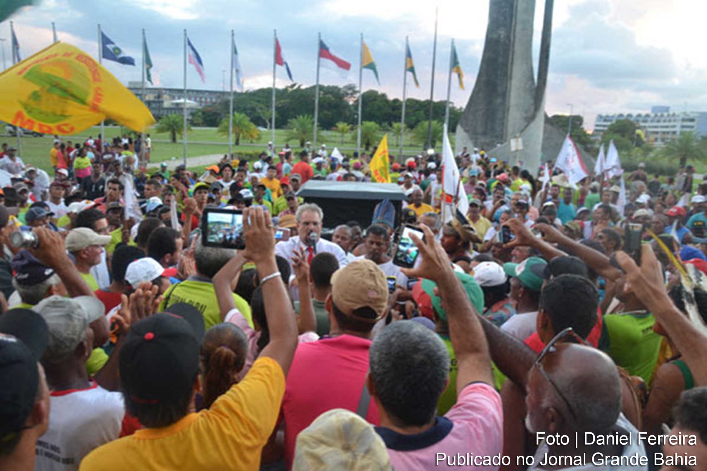 Deputado Marcelino Galo em audiência com trabalhadores do campo em 2015 na Assembleia Legislativa.
