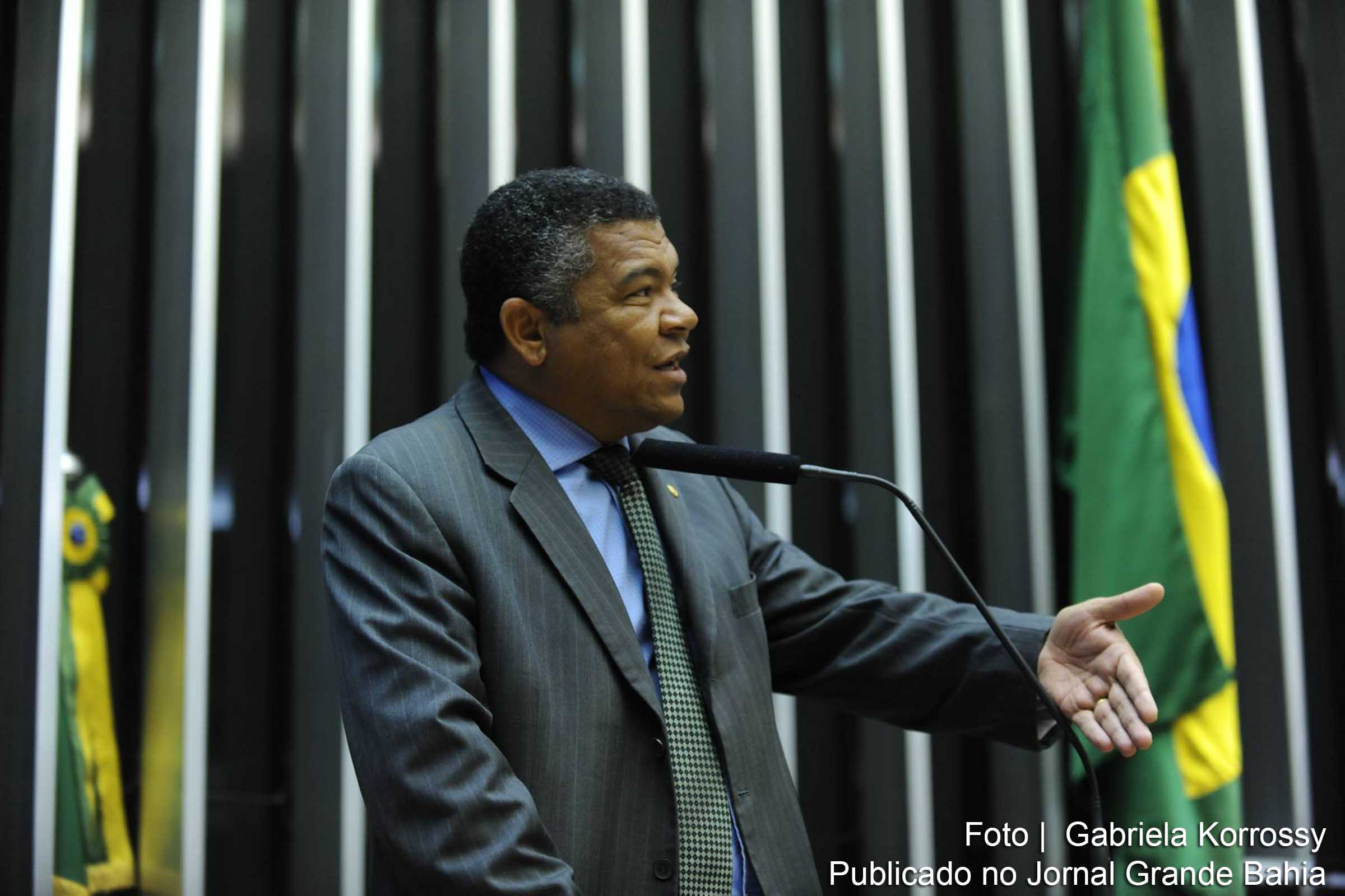 Deputado federal Valmir Assunção critica golpistas.