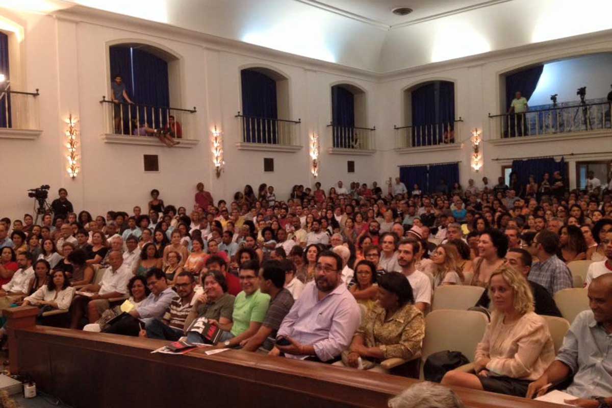 Pessoas de vários segmentos lotaram o Salão Nobre da Reitoria.