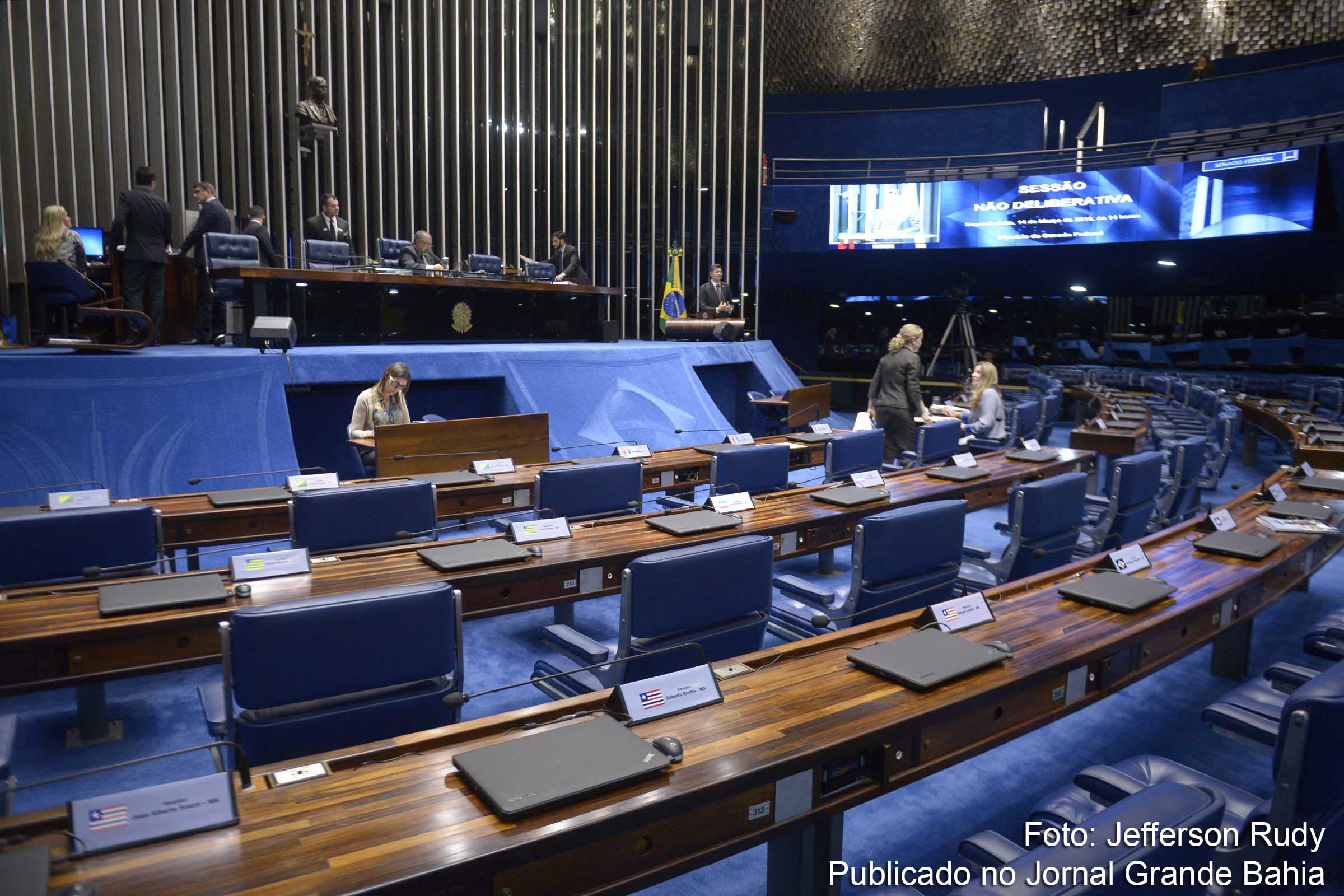 Senado retira educação de PEC sobre despesas de estados e municípios.