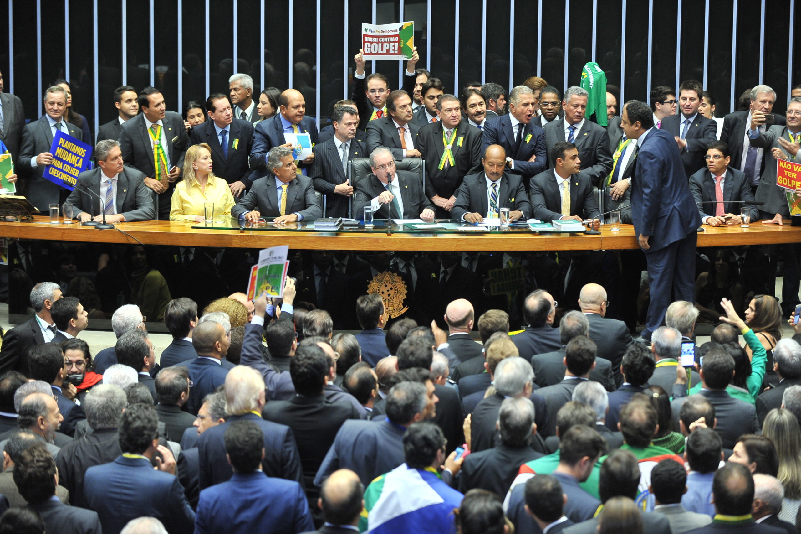 Sessão especial para votação do parecer que recomenda a abertura do processo de impeachment da presidente da República. Cidadãos percebem descompromisso dos deputados com relação às necessidades da nação.