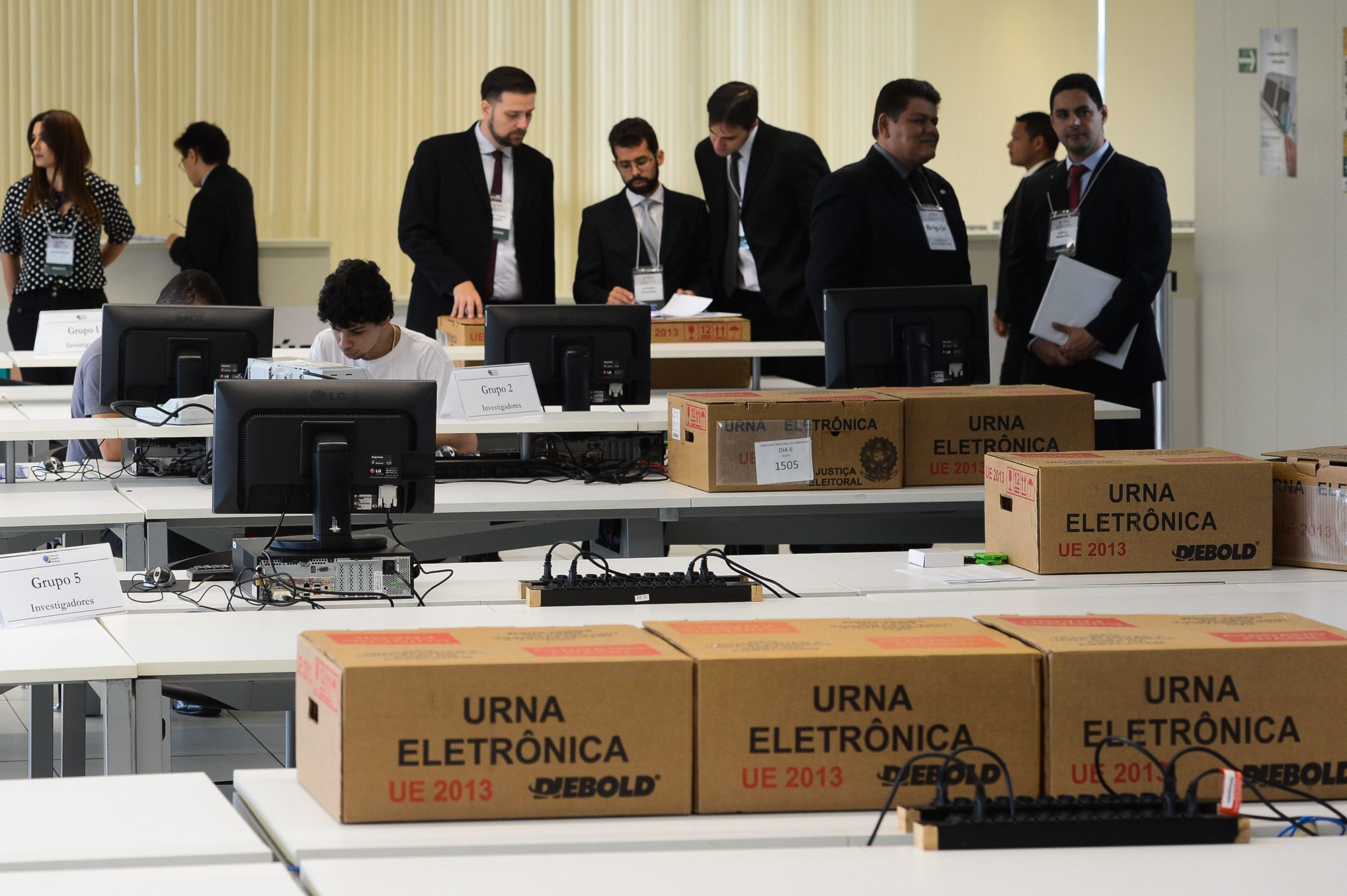 Tribunal Regional Eleitoral faz demonstrações da urna biométrica no fim de semana no Distrito Federal, para familiarizar o eleitor com a urna eletrônica.