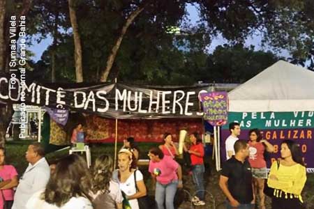 Uma das tendas é das mulheres, que temem perder direitos se houver impeachment.