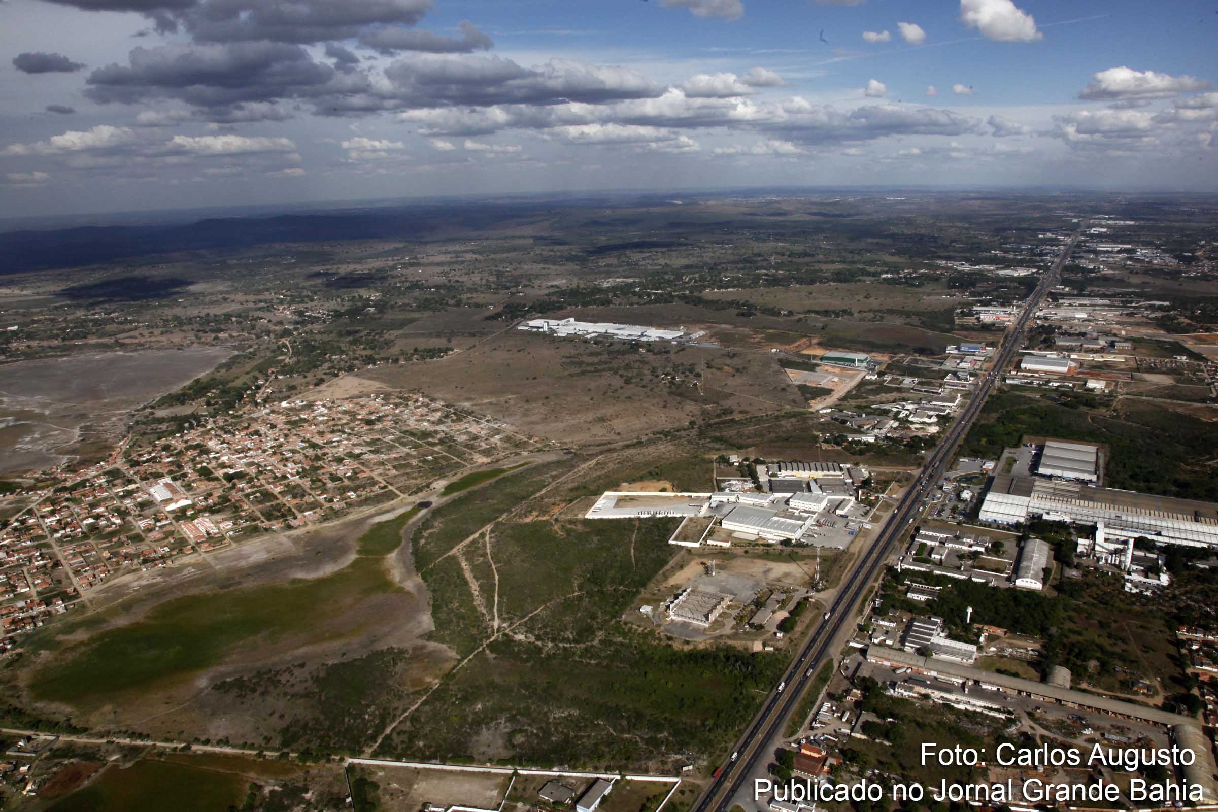 Vista aérea da BR 324, sentido Feira de Santana Salvador. Ao lado esquerdo da imagem, a Lagoa do Subaé e algumas nascentes.