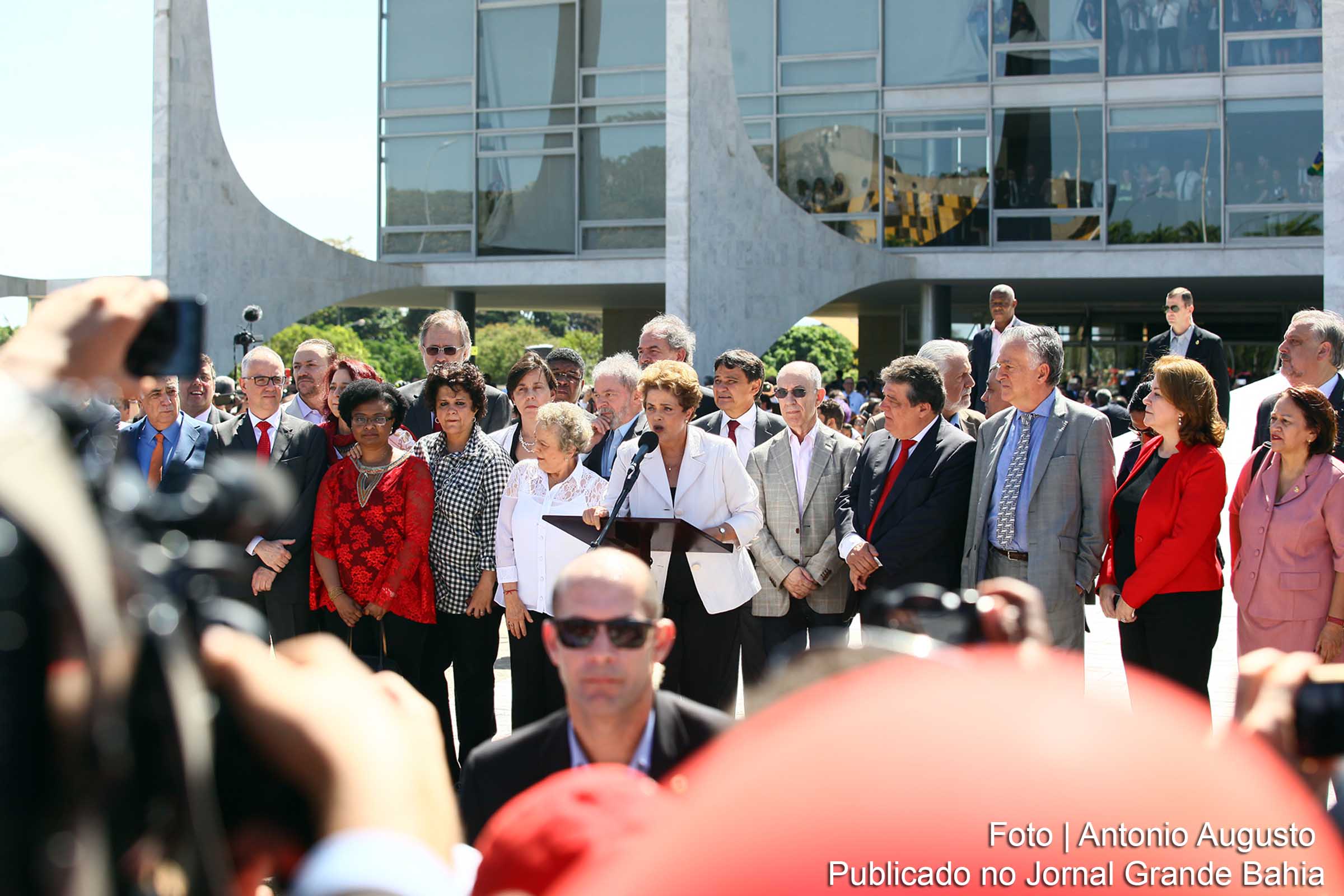 Após notificação de afastamento da Presidência da República, Dilma Rousseff discursa na saída do Palácio do Planalto.