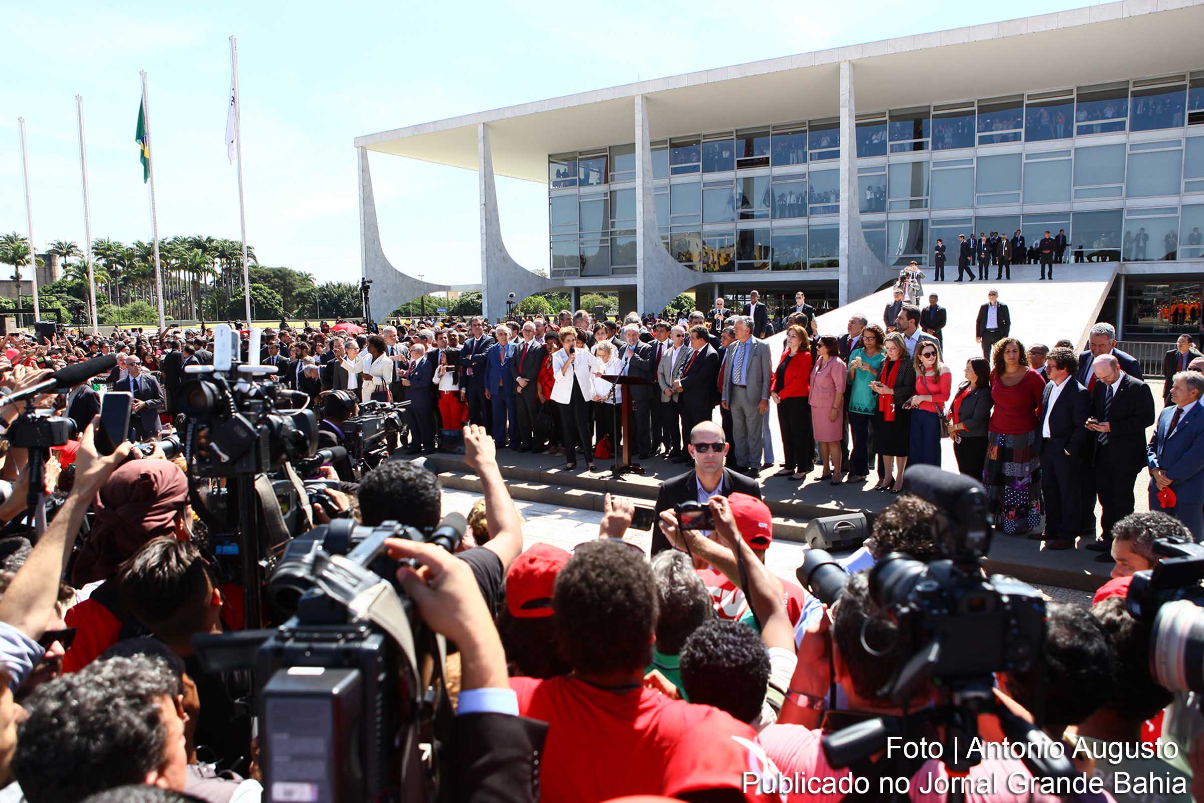 Após notificação de afastamento da Presidência da República, Dilma Rousseff discursa na saída do Palácio do Planalto.