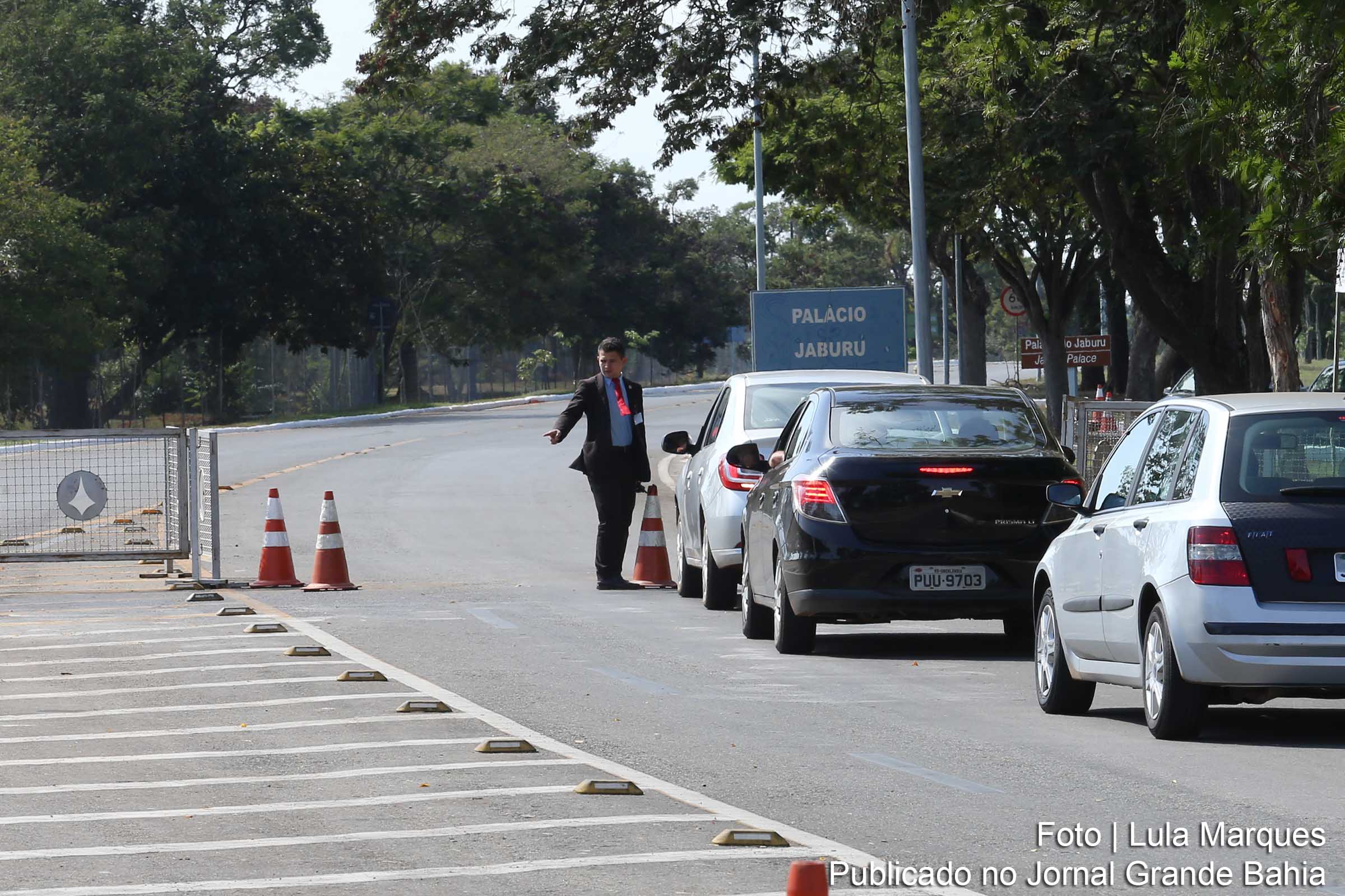 Barreira em frente ao palácio do Jaburu, exige autorização para se chegar ao Palácio da Alvorada. Barreira impede senadores de visitar presidente afastada.