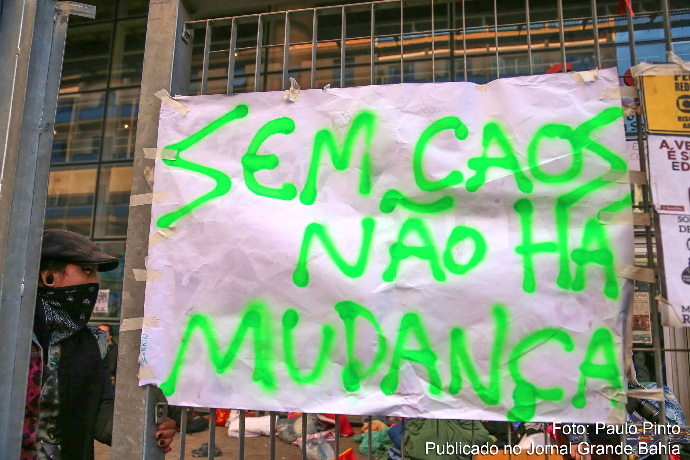 Cartaz anuncia caos como elemento necessário à mudanças no setor da educação do Estado de São Paulo.