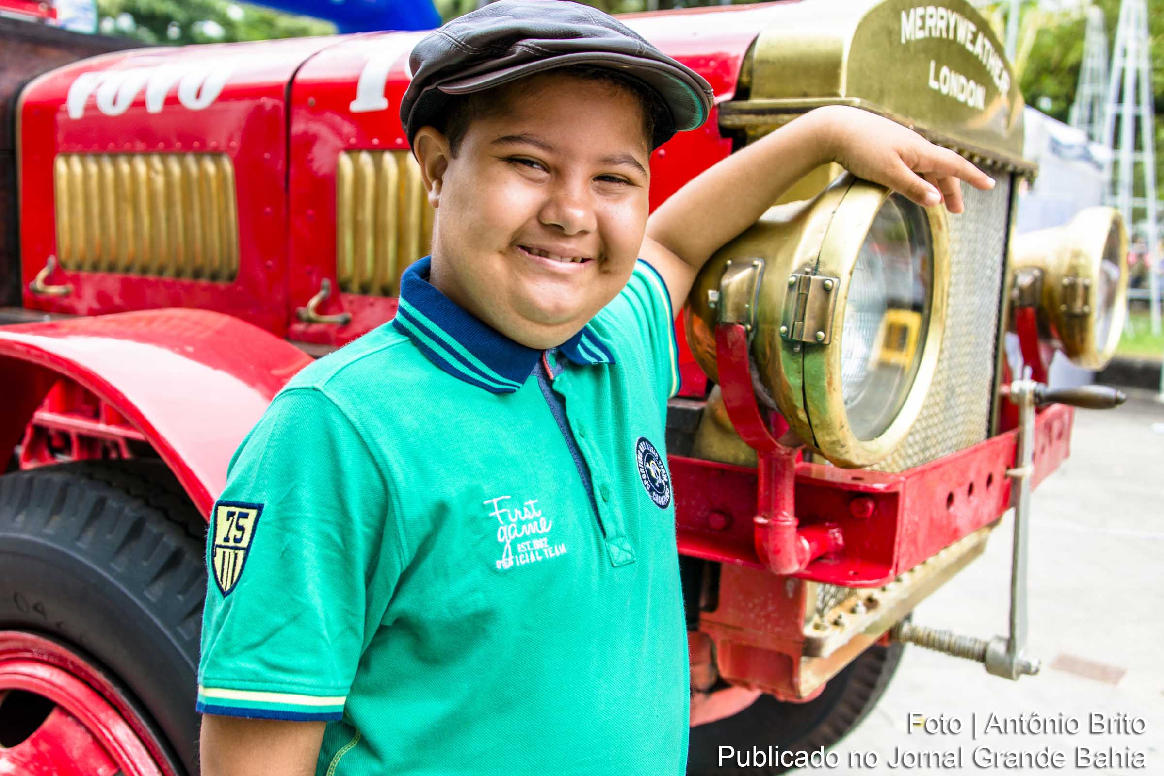 Crianças da Apae Salvador participam de ensaio fotográfico no Passeio Público.