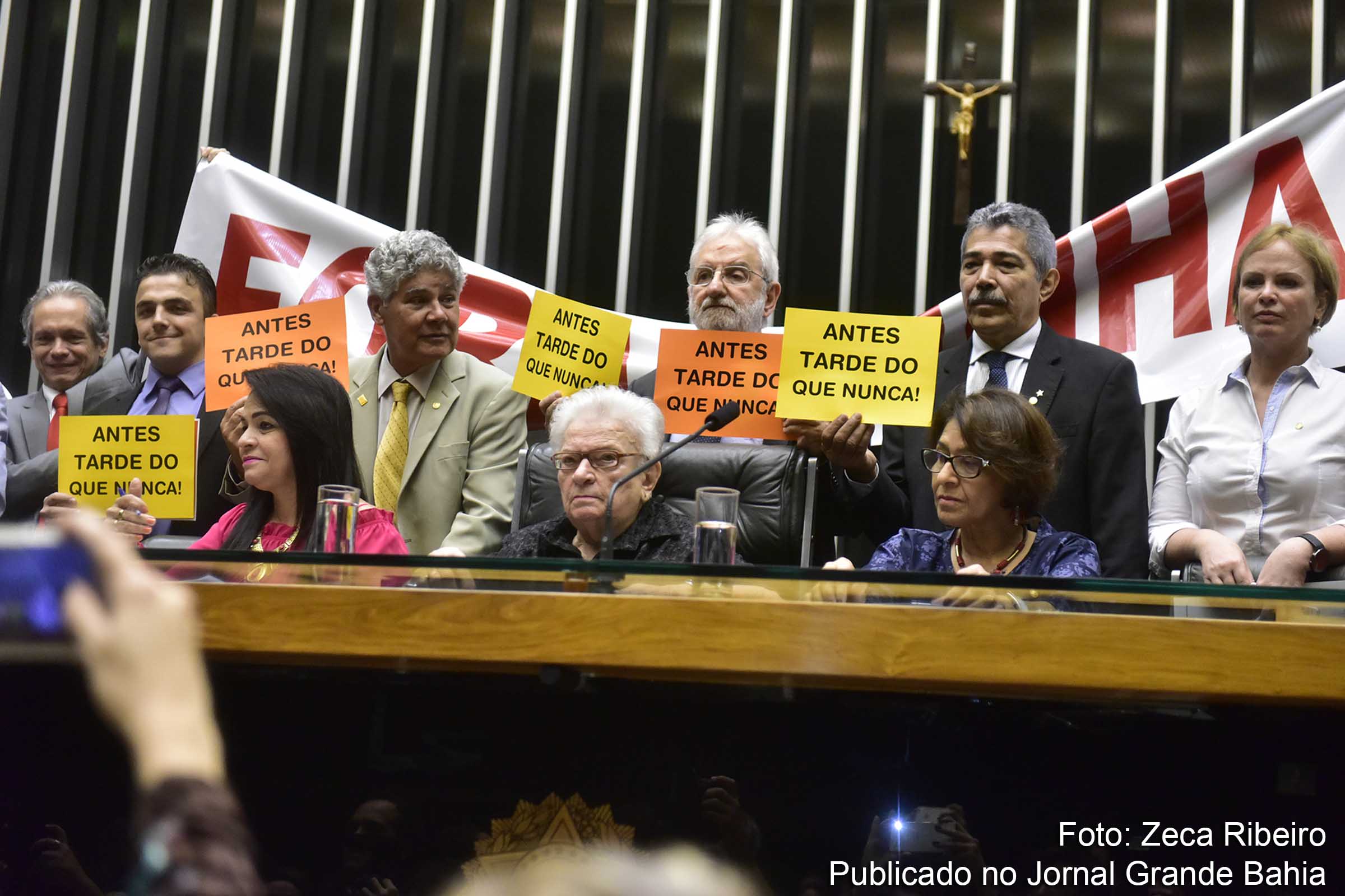 Deputado fazem manifestação no plenário da Câmara Federal e comemoram suspensão do mandato de Eduardo Cunha.