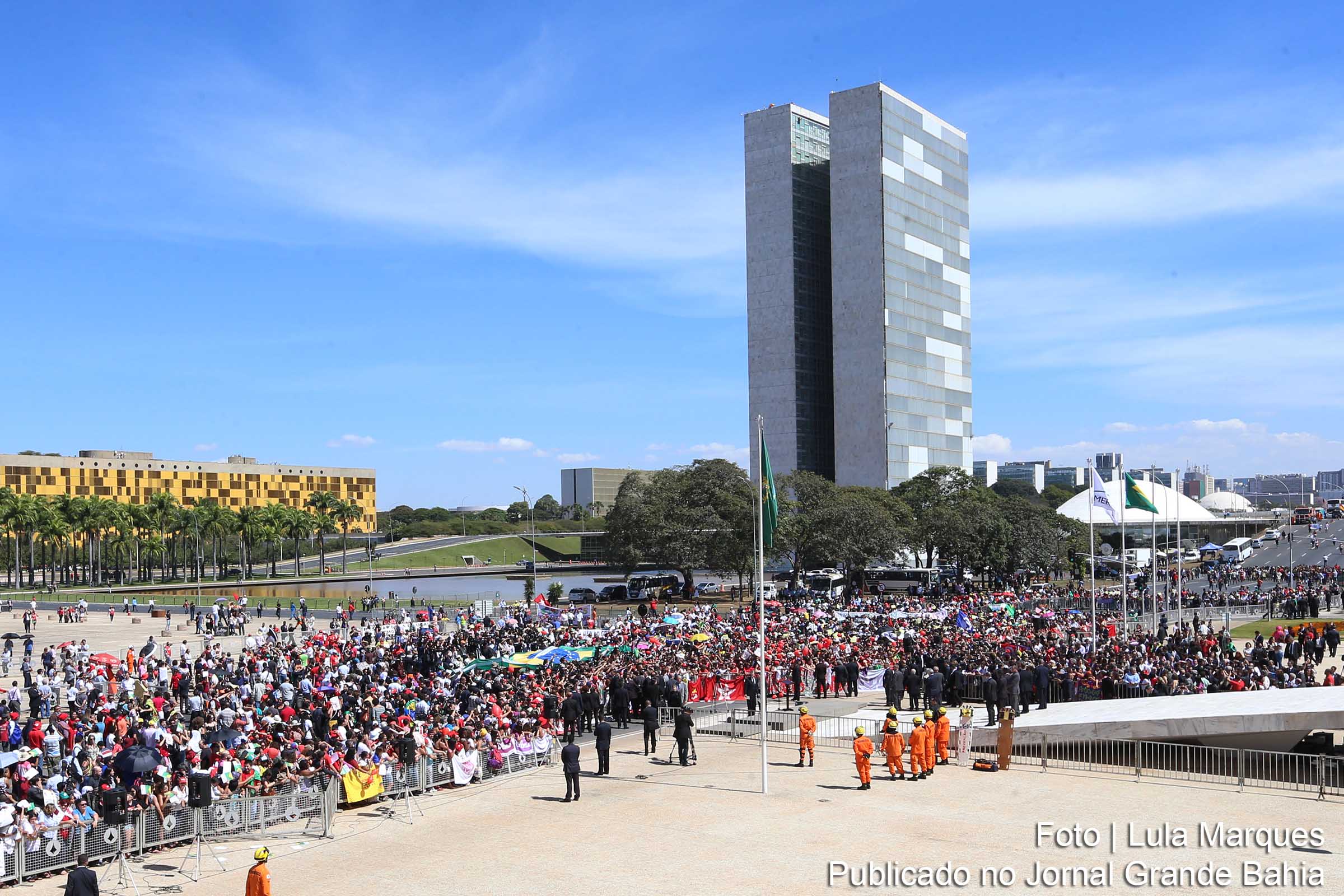 Presidenta Dilma durante pronunciamento apos assinar o seu impeachment. Presidenta com todos os seus ministros, parlamentares e assessores. Presidenta saiu do palacio para abraçar o povo.