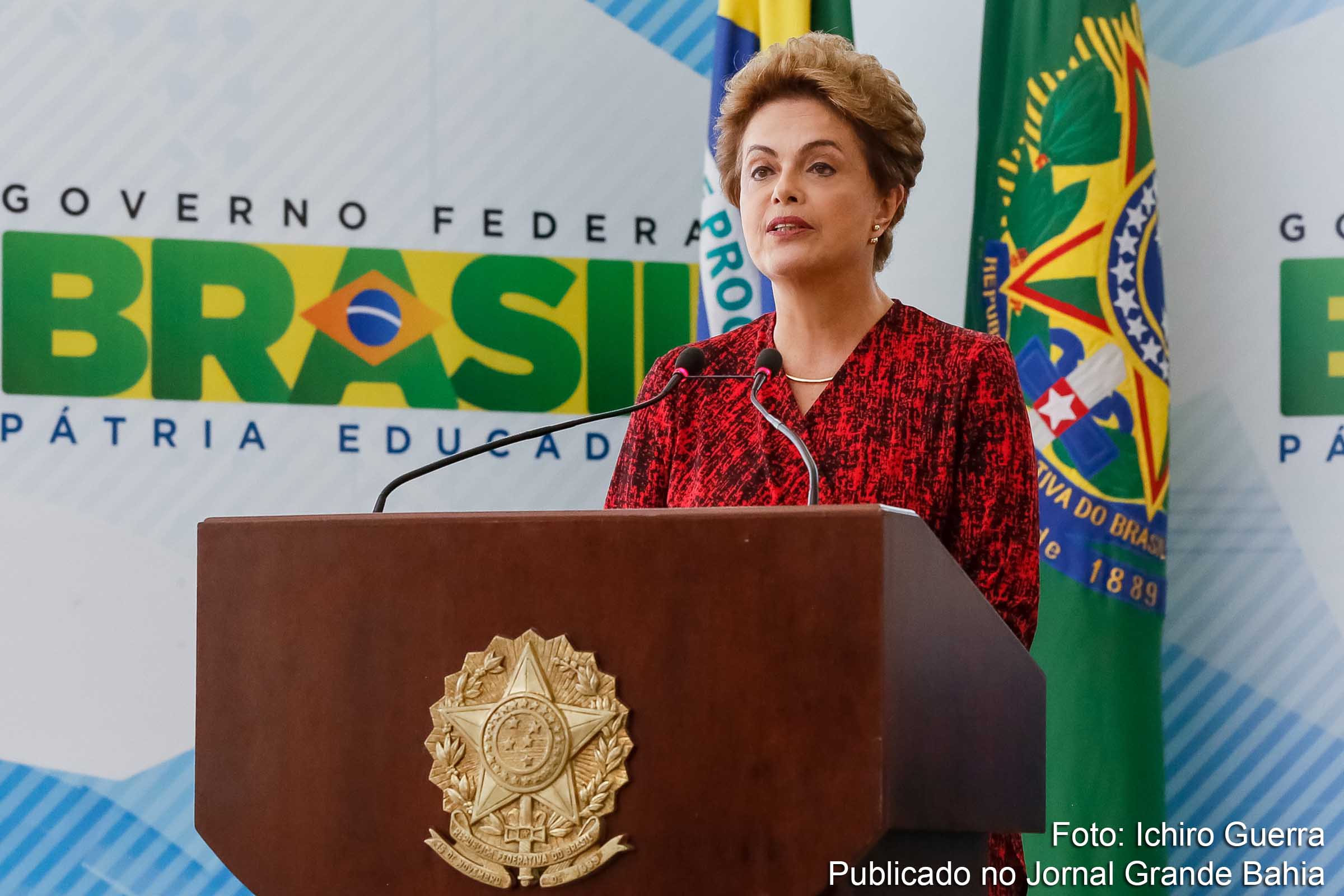 A presidenta Dilma Rousseff chamou o processo de impeachment de "interrupção ilegal e usurpadora" do seu mandato e disse que vai lutar com "todos os instrumentos" para impedir que saia do cargo.