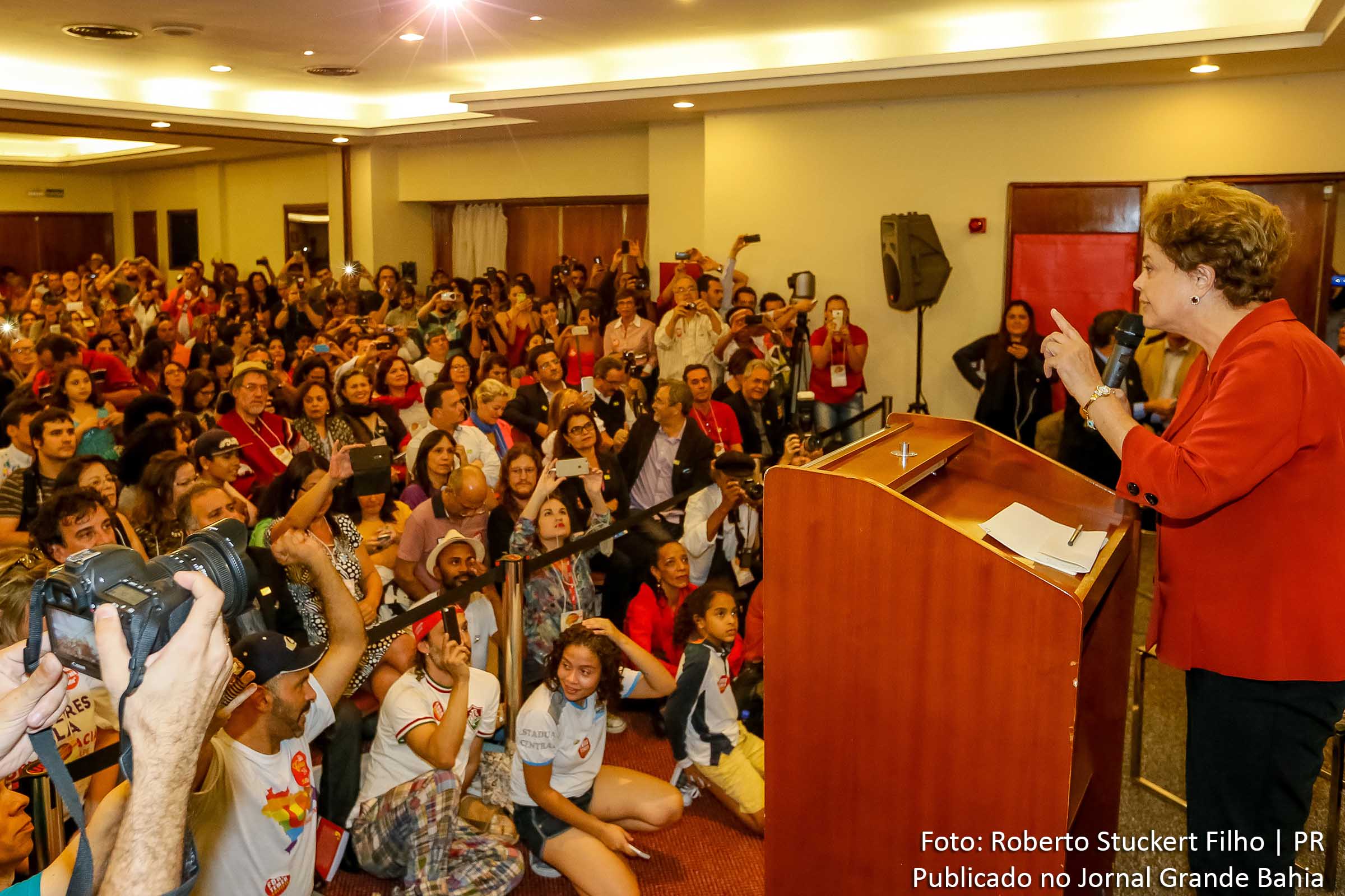 Dilma Rousseff disse em encontro de blogueiros que o governo do presidente interino Michel Temer não teria legitimidade para fazer as mudanças que propõe.