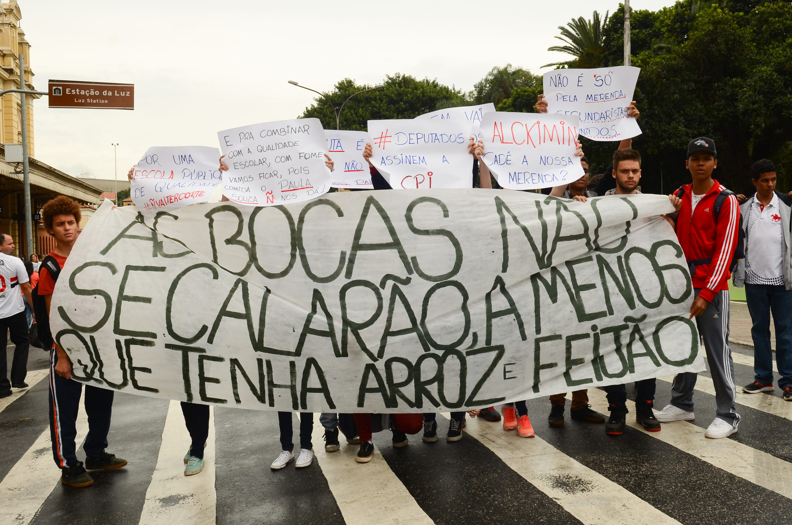 Estudantes de São Paulo secundaristas protestam contra a falta de merenda e as denúncias de corrupção na alimentação escolar.