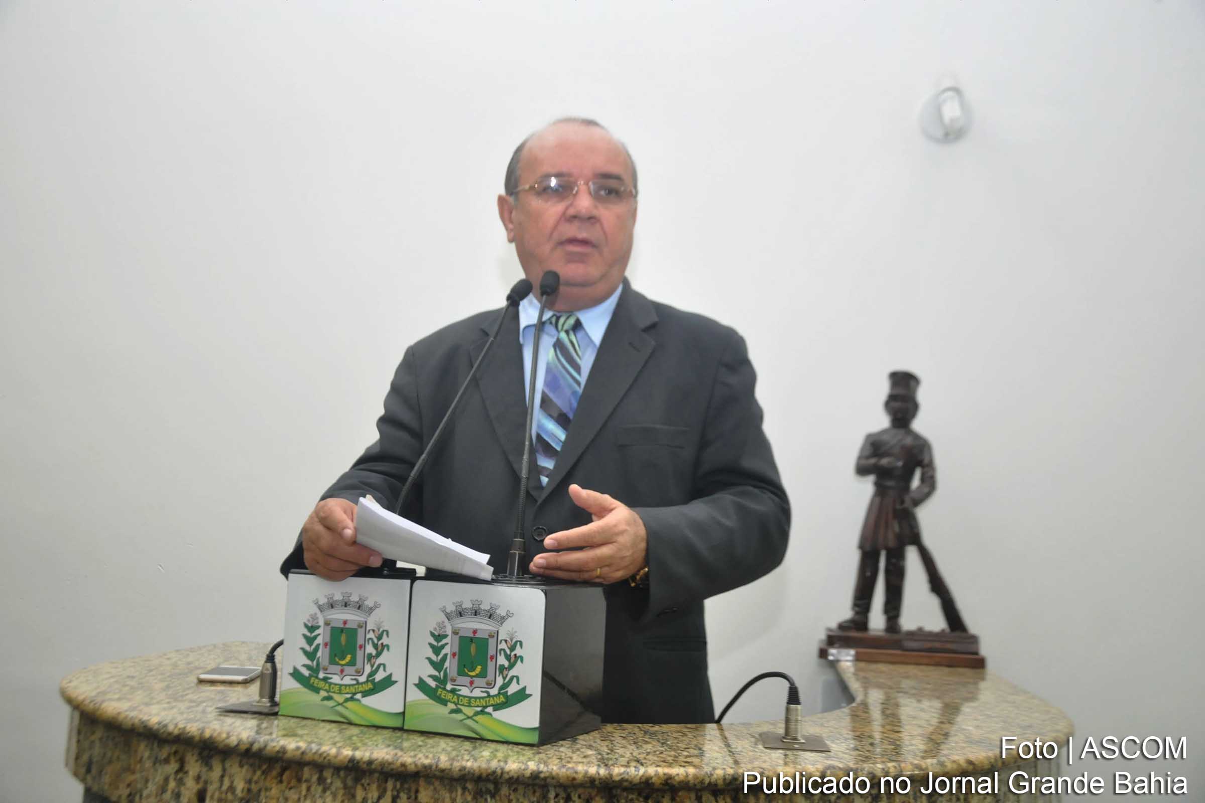 José Carneiro Rocha: “O deputado Zé Neto lamenta a iluminação pública na Micareta. Continue lamentando deputado. Lamenta a Micareta noturna, que só tinha atração à noite. Os senhores da imprensa já são testemunhas de que a Micareta de Feira sempre foi realizada durante a noite, isso vem ao longo da sua existência. Queremos mudar, queremos; vamos esperar que um dia se mude, vamos. Agora, não é motivo para se fazer tanta zoada como fez o deputado Zé Neto”.